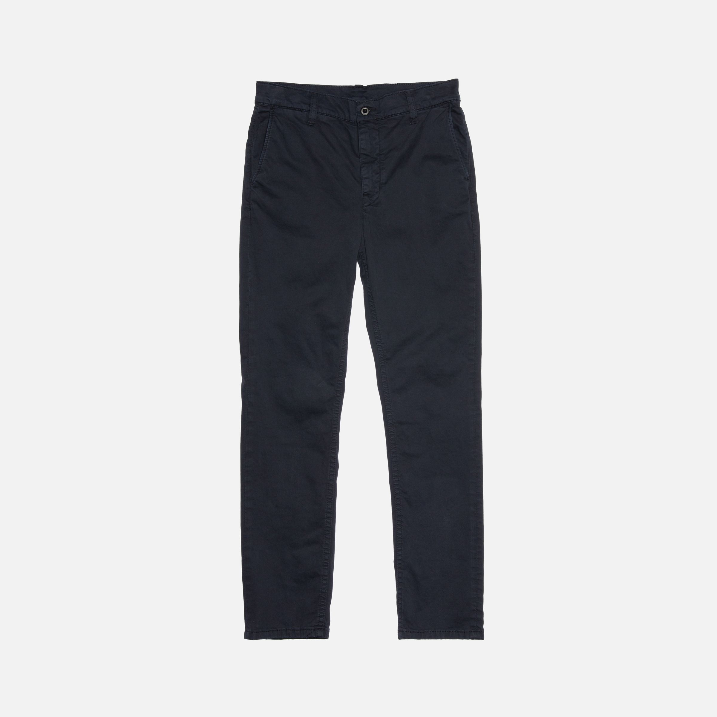 Nudie Jeans Easy Alvin Chinos in Dark Midnight, Herren-Chinos mit schmaler Passform, flach auf weißem Hintergrund liegend.