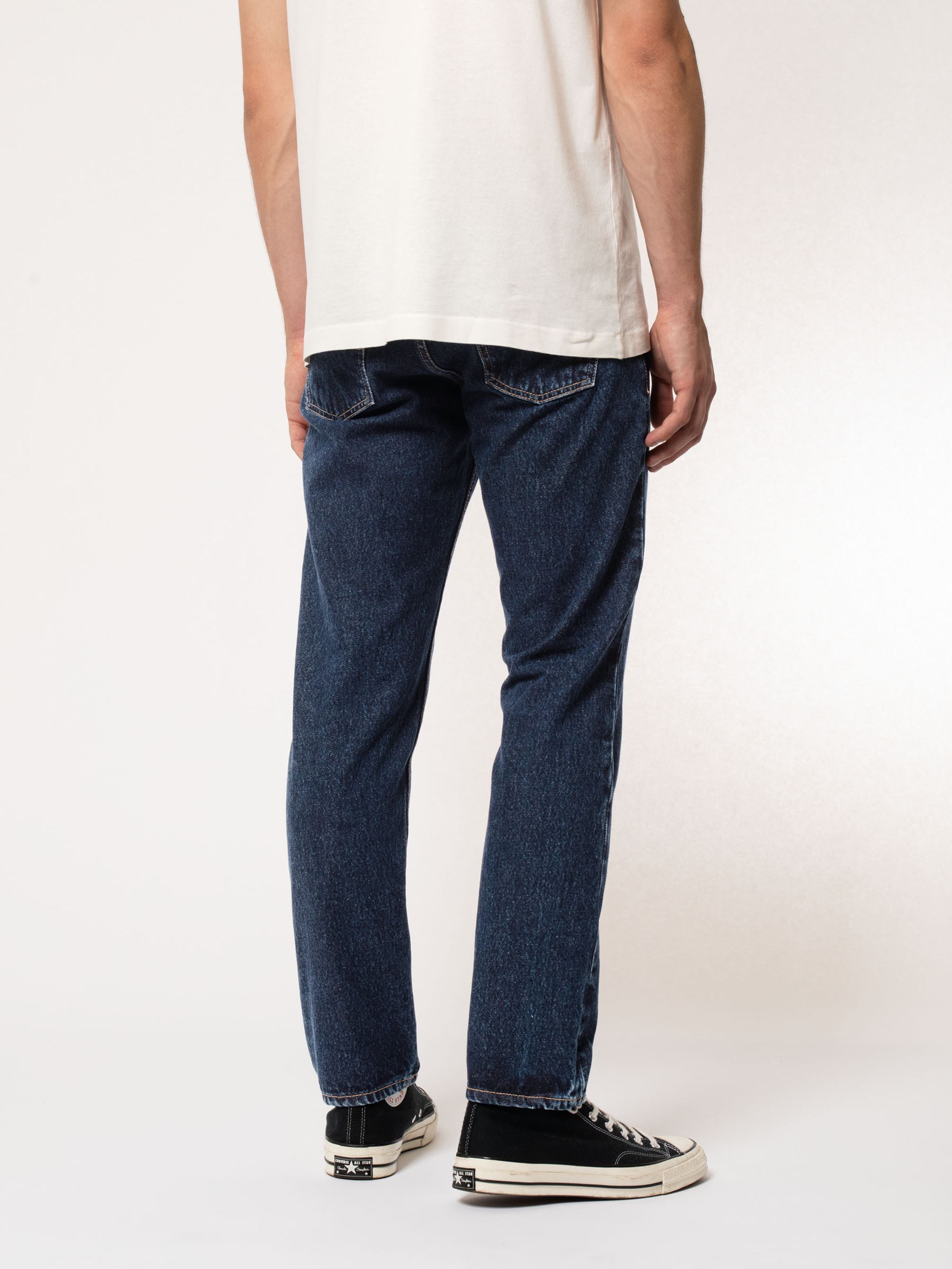 Nudie Jeans Steady Eddie II Heavy Rinse, Herrenjeans mit normaler, schmaler werdender Passform, von hinten an einem Model.