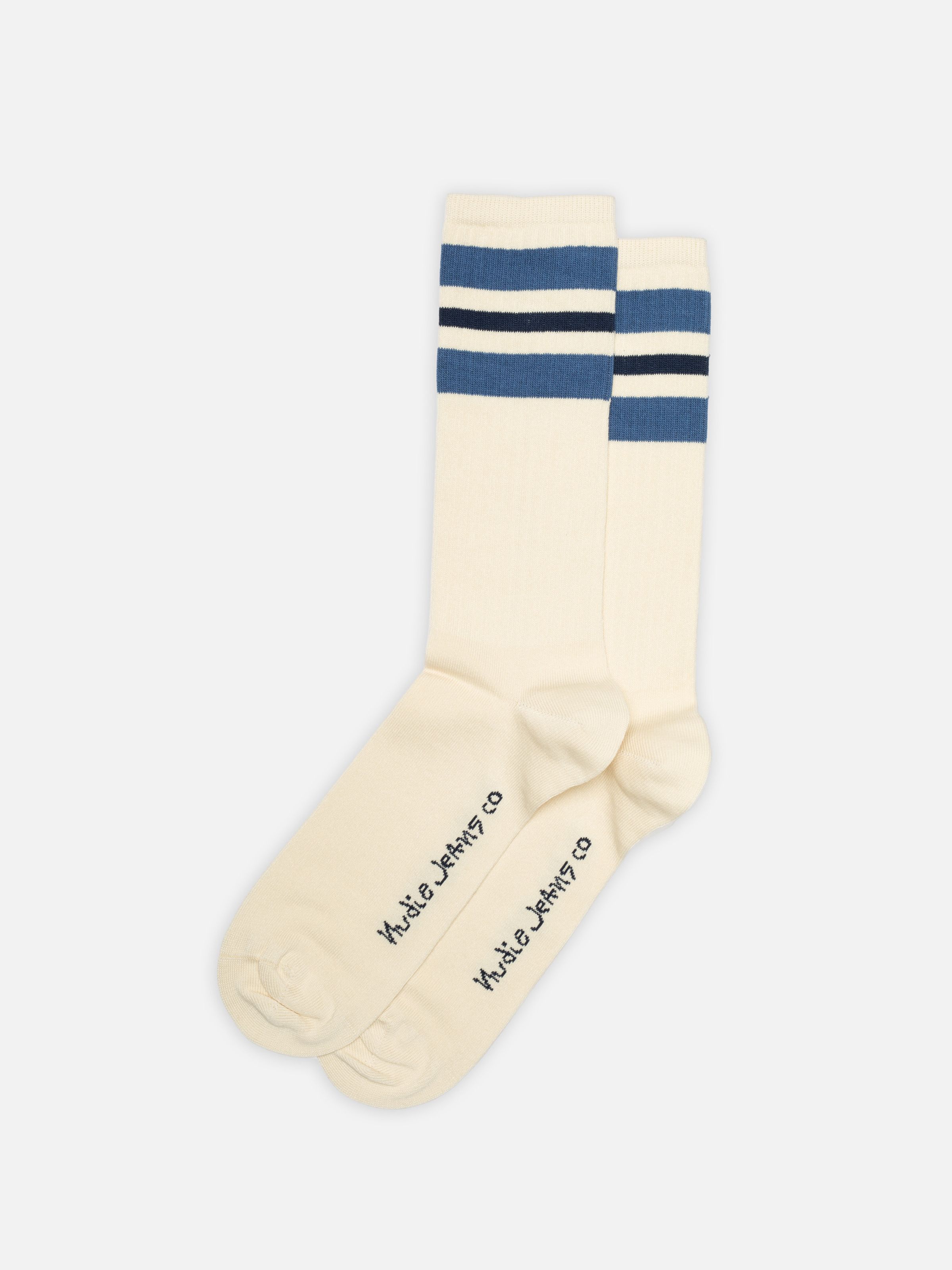Nudie Jeans Amundsson Sport Socks in Off-White und Blau, Herren-Sportsocken, flach liegend auf weißem Hintergrund.