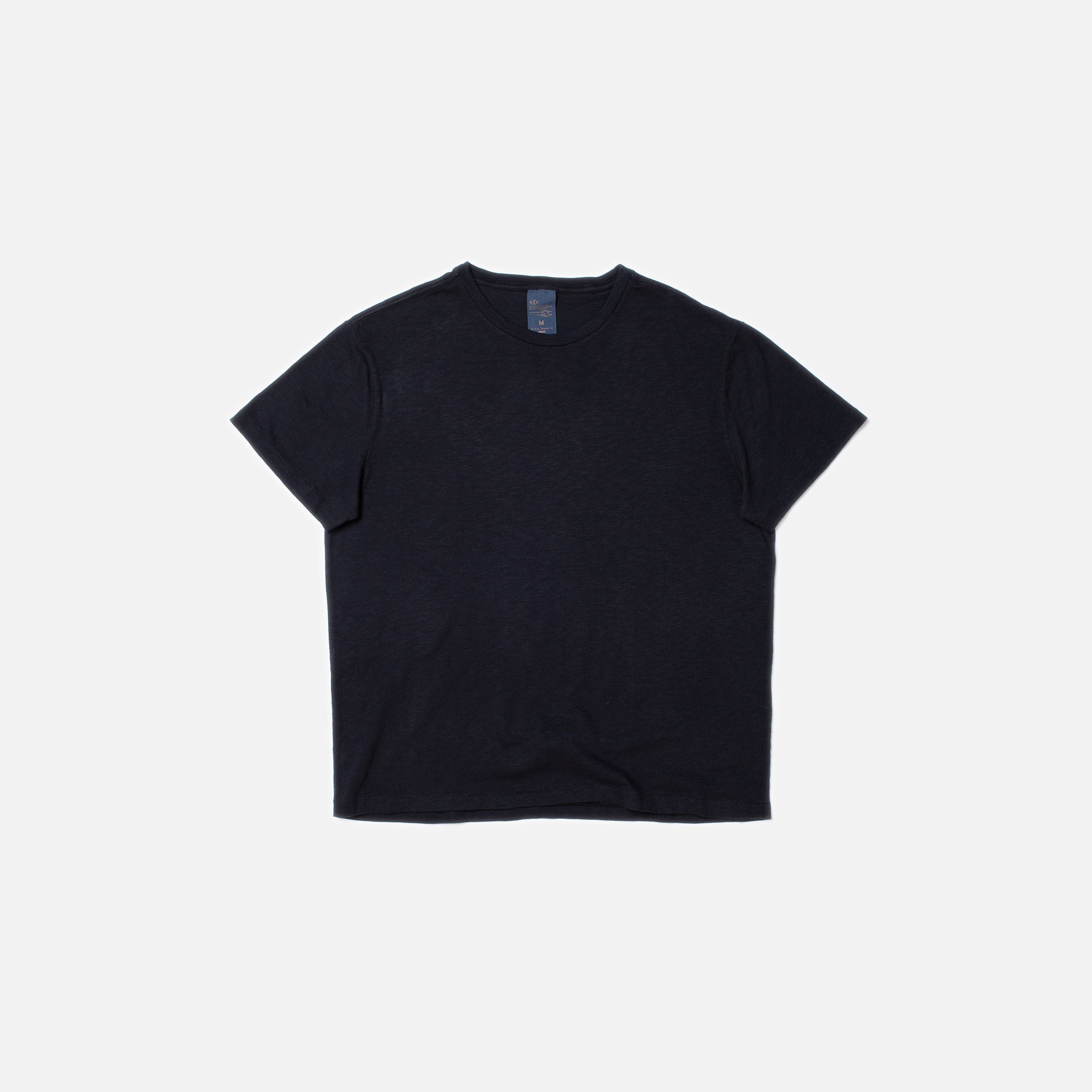 Nudie Jeans Roffe Slub T-Shirt in Schwarz, ein Herren-T-Shirt mit normaler Passform, flach liegend.