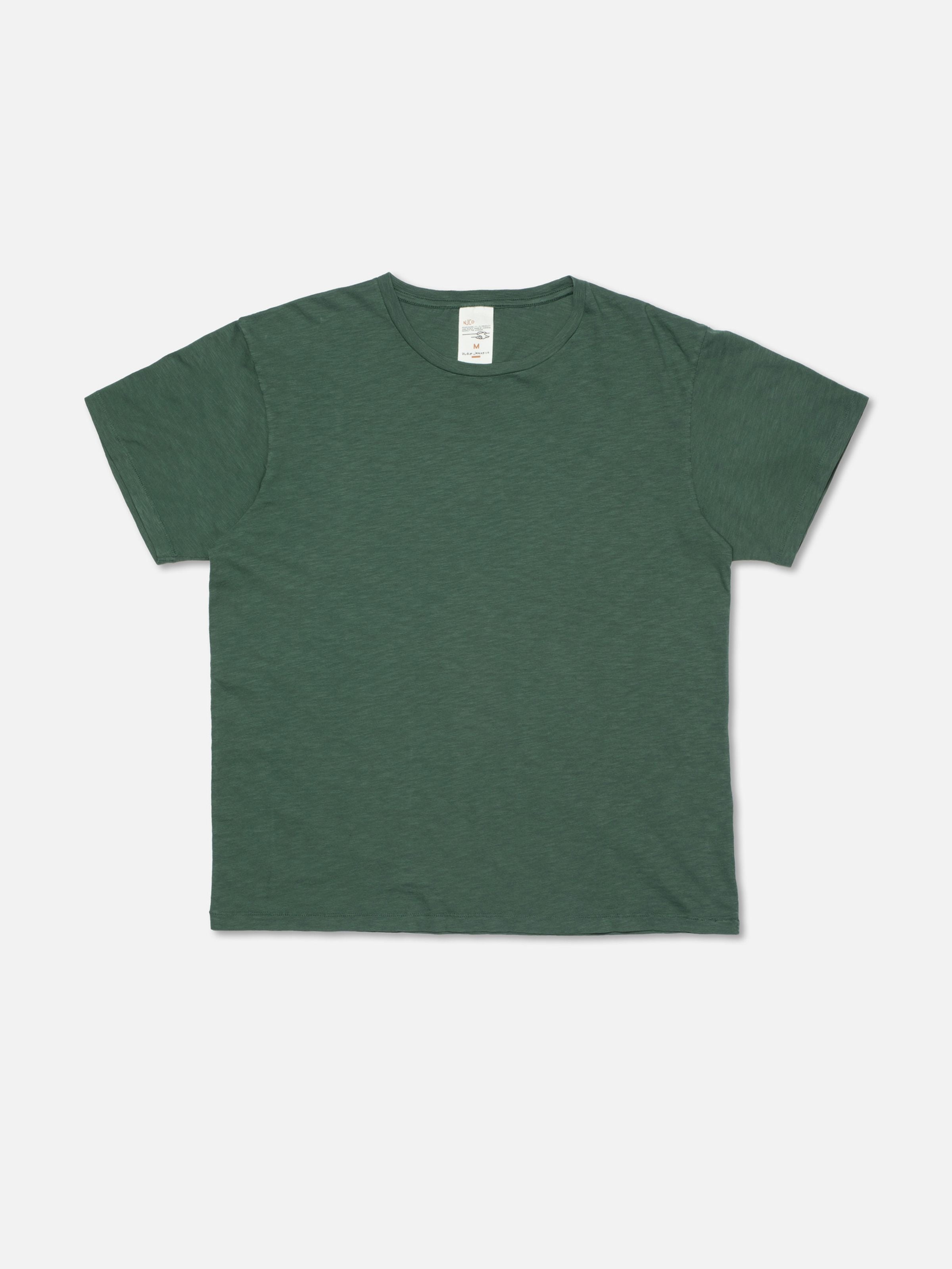 Nudie Jeans Roffe Slub T-Shirt in Dunkelgrün, Herren-T-Shirt mit normaler Passform, flach liegend auf weißem Hintergrund.