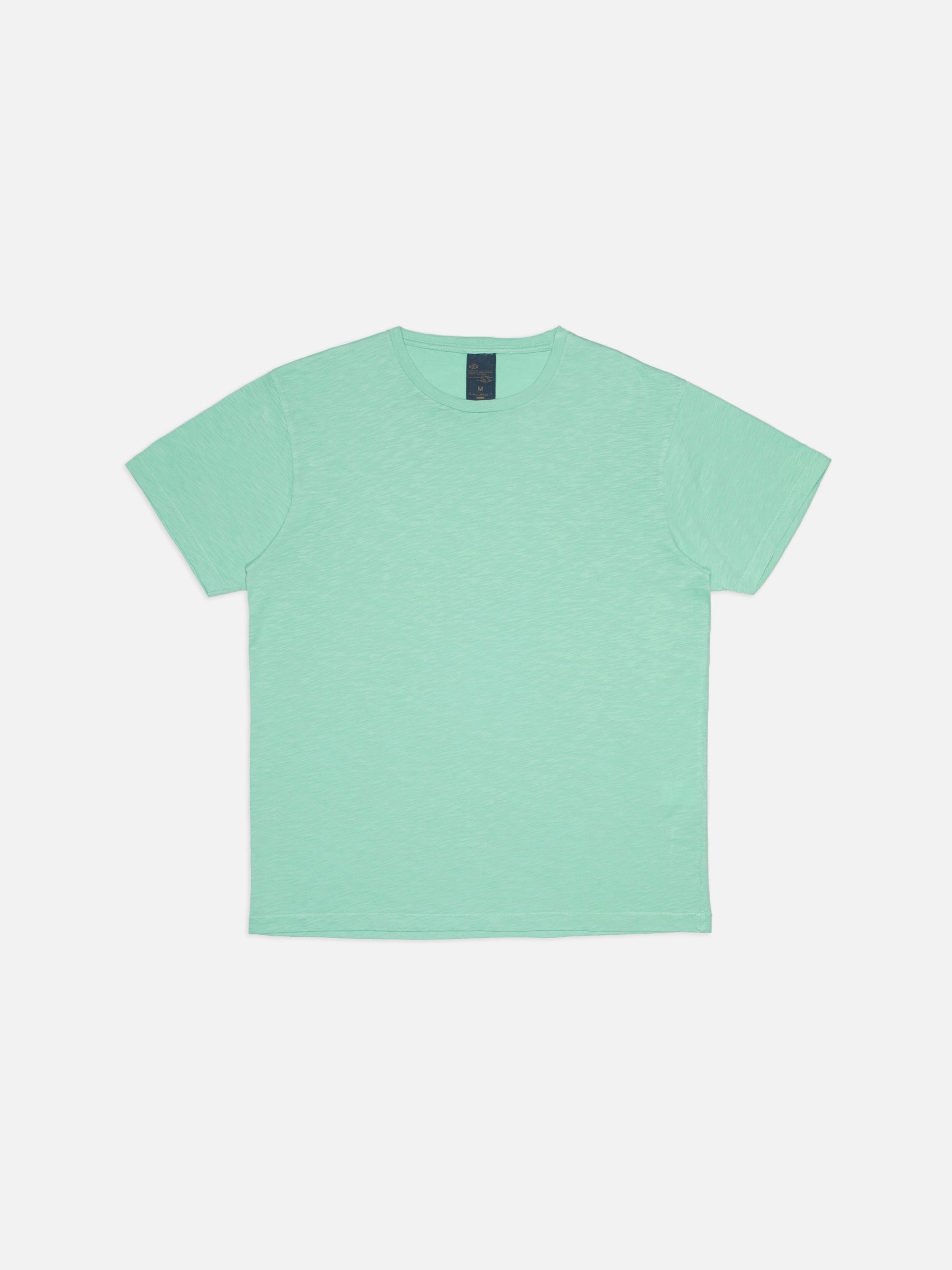 Nudie Jeans Roffe T-Shirt Turquoise, ein Herren-T-Shirt mit normaler Passform aus türkiser Bio-Baumwolle, flach liegend.