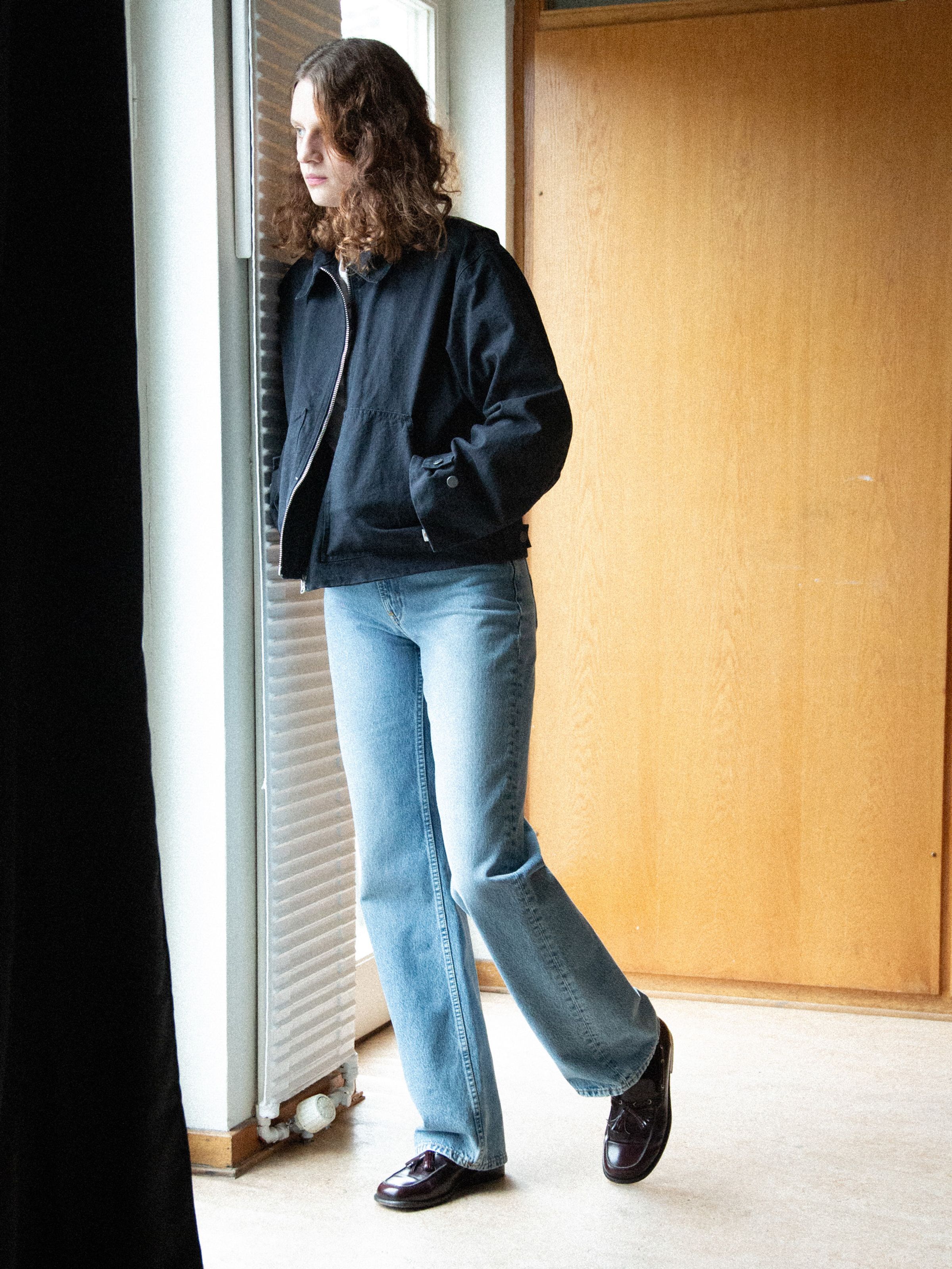 Nudie Jeans Clean Eileen Vintage Dreams, women's wide-leg jeans in light blue organic denim, shown in a lifestyle setting.