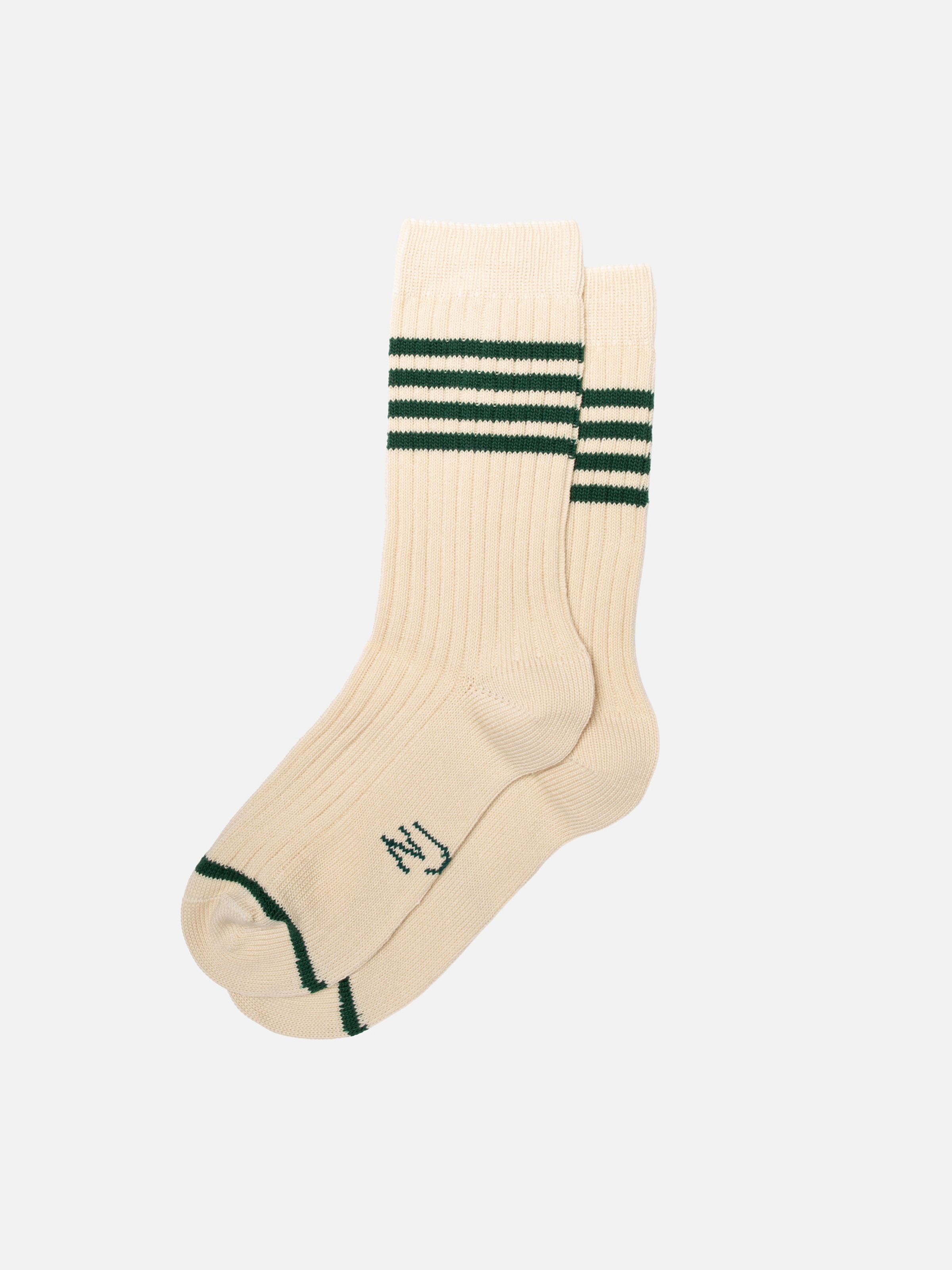 Nudie Jeans Women Tennis Socks Stripe in Off-White und Grün, flache Aufnahme der Rippstricksocken aus Bio-Baumwolle.