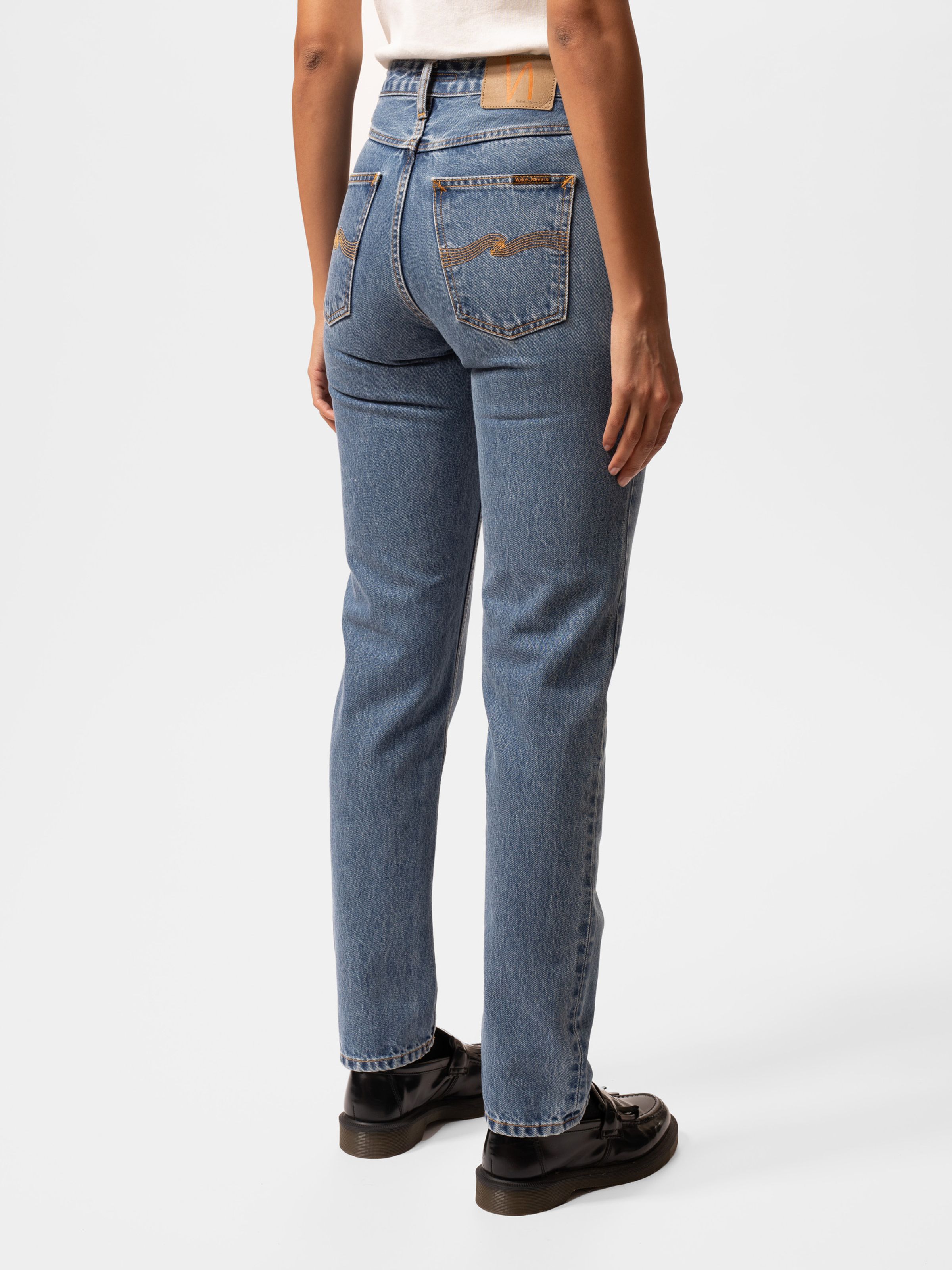 Nudie Jeans Breezy Britt Casual Blue, women's high-waist regular tapered jeans shown from the back on a model.