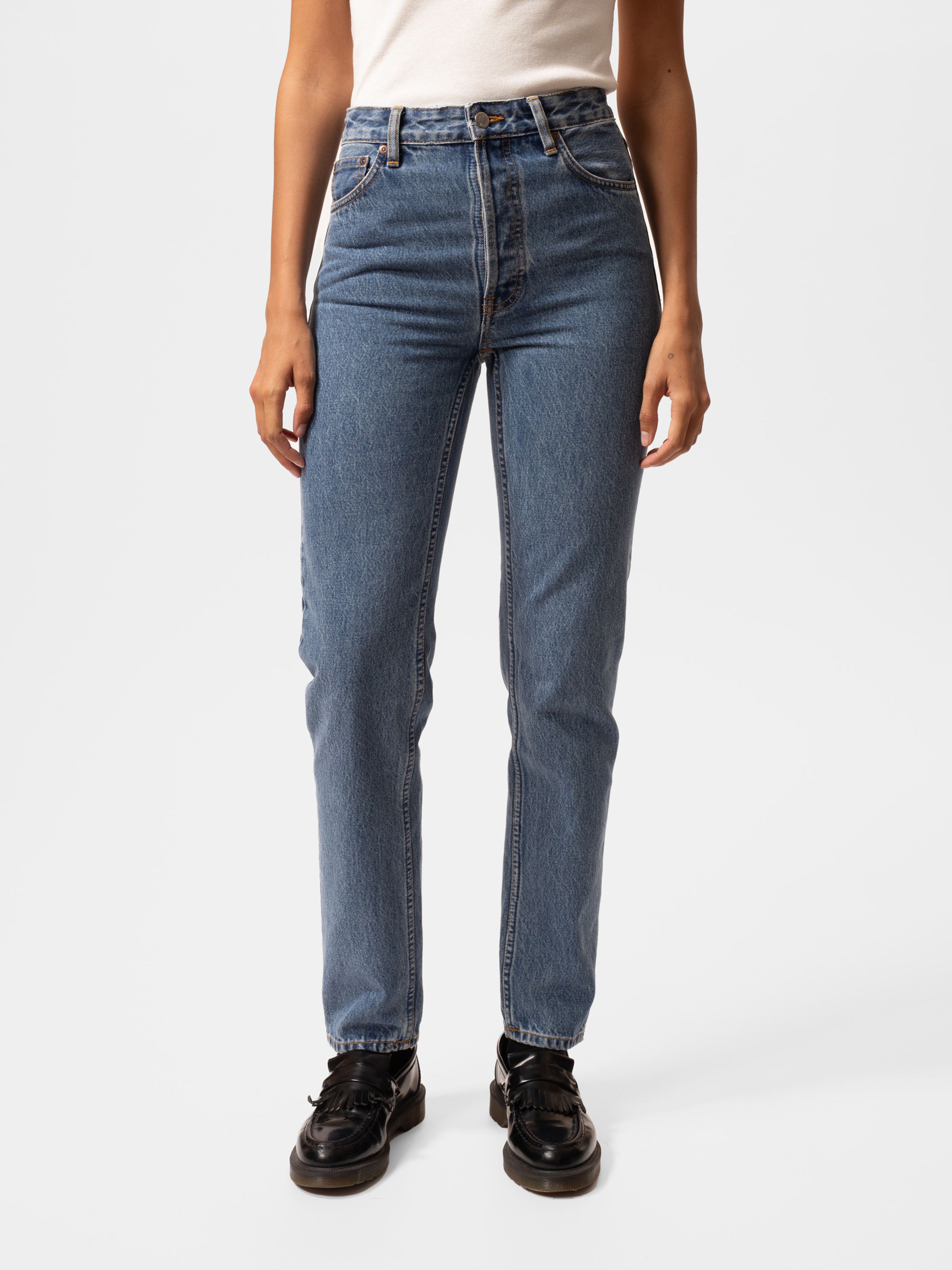 Nudie Jeans Breezy Britt Casual Blue, women's high-waist regular tapered jeans shown from the front on a model.