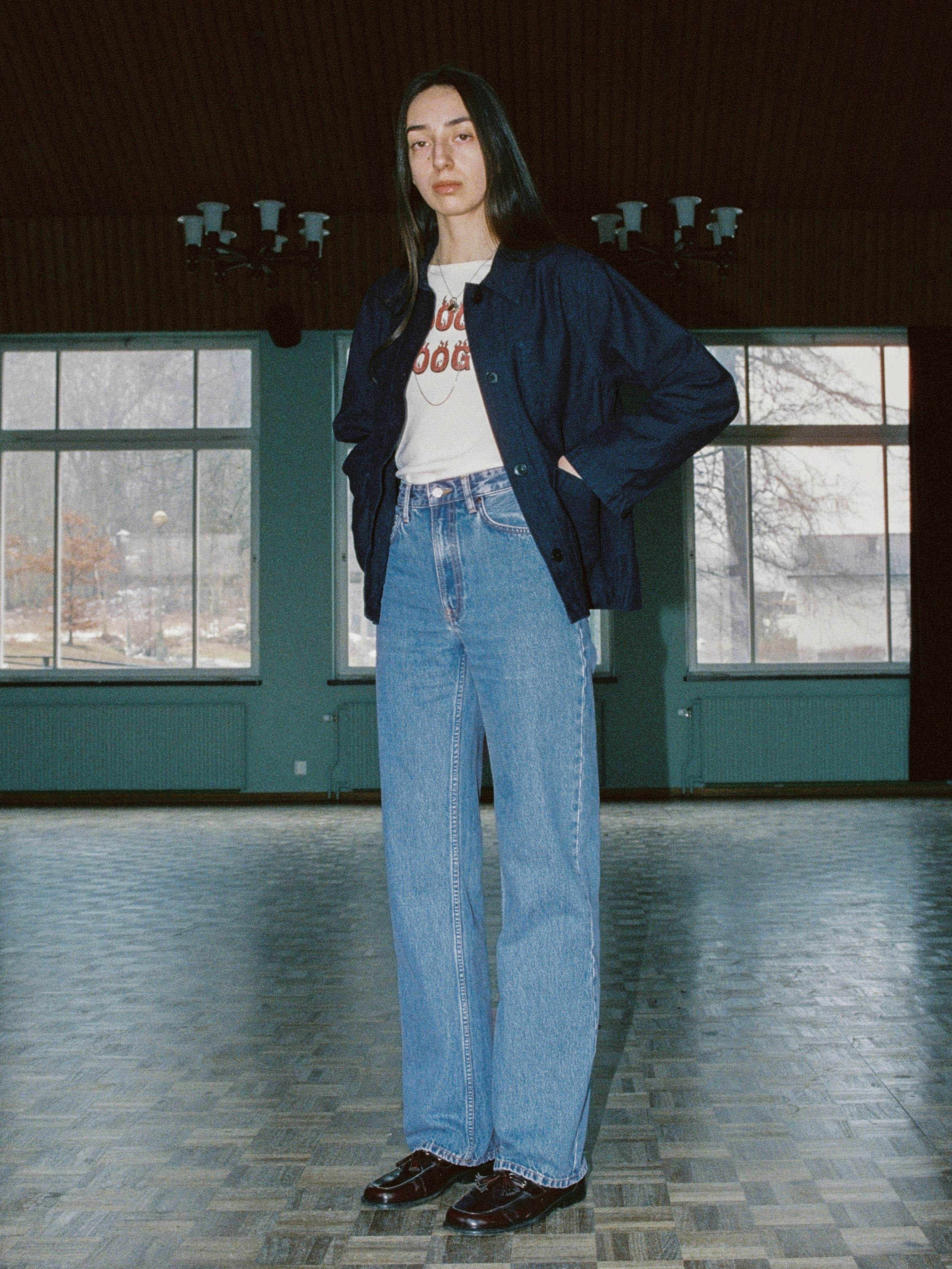 Nudie Jeans Clean Eileen Casual Blue, women's high-waist wide-leg jeans in mid-blue stonewash, shown on a model indoors.