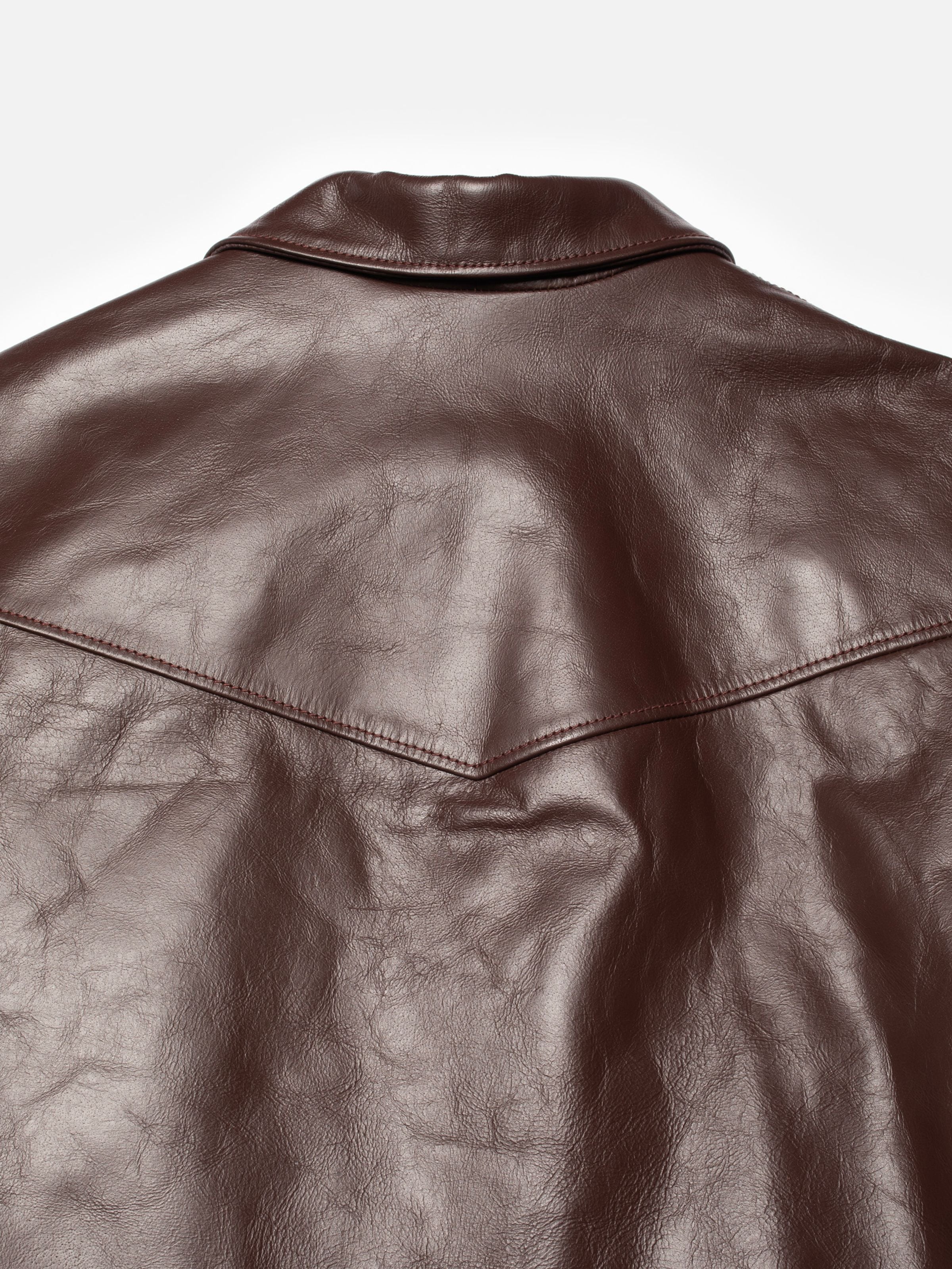 Nudie Jeans Eddy Rider Lederjacke in Bordeauxrot, Nahaufnahme der Rückenpasse und des robusten Büffelleders.