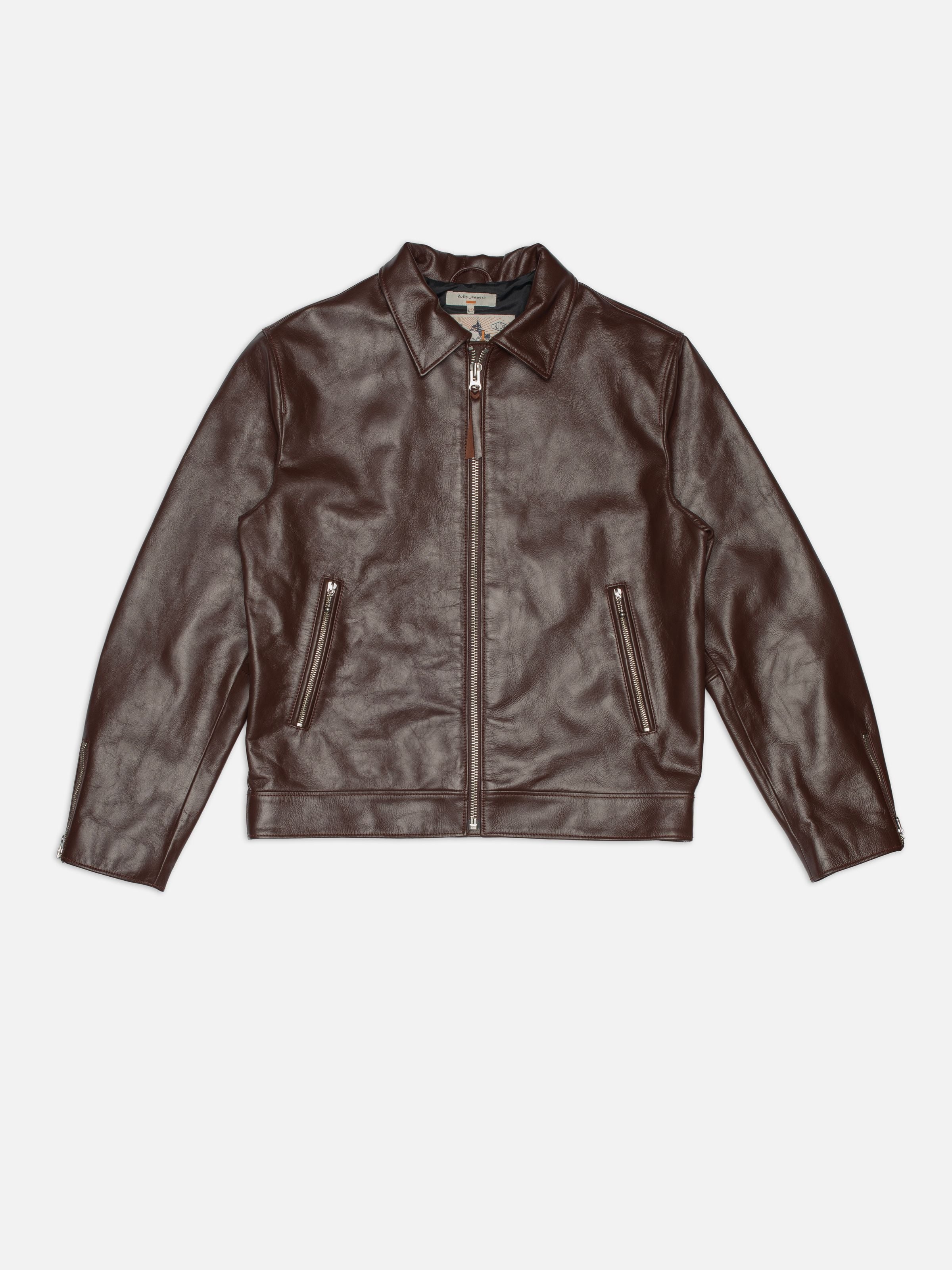 Nudie Jeans Eddy Rider Lederjacke in Bordeauxrot, eine retro-inspirierte Büffellederjacke flach von vorne gezeigt.