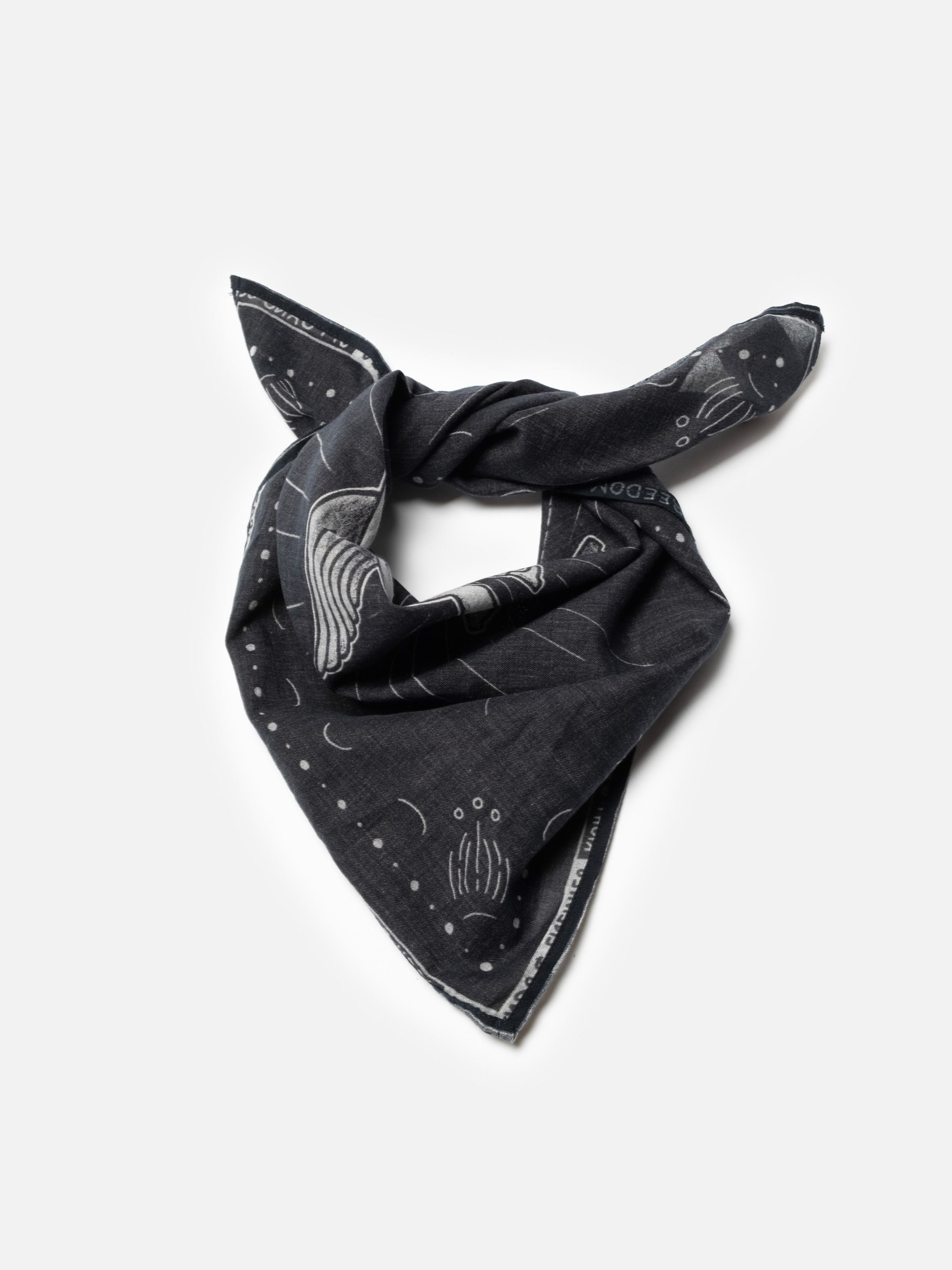 Nudie Jeans Ingrid Bandana Counterpoints in Schwarz, ein bedrucktes Unisex-Bandana, geknotet vor weißem Hintergrund.