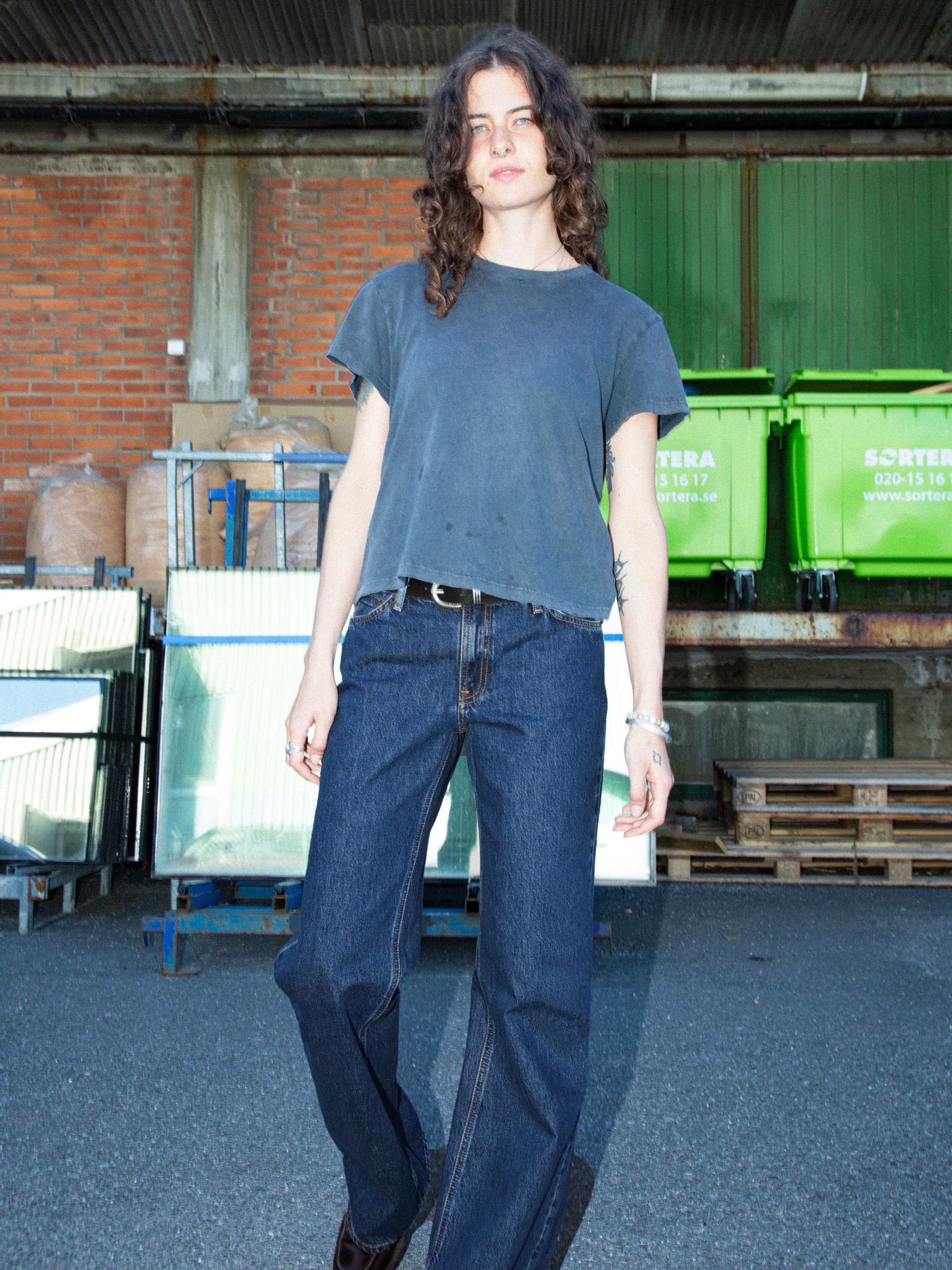 Nudie Jeans Wide Heidi Evening Jazz, Damenjeans mit lockerer Passform und weitem Bein, von vorne an einem Model gezeigt.