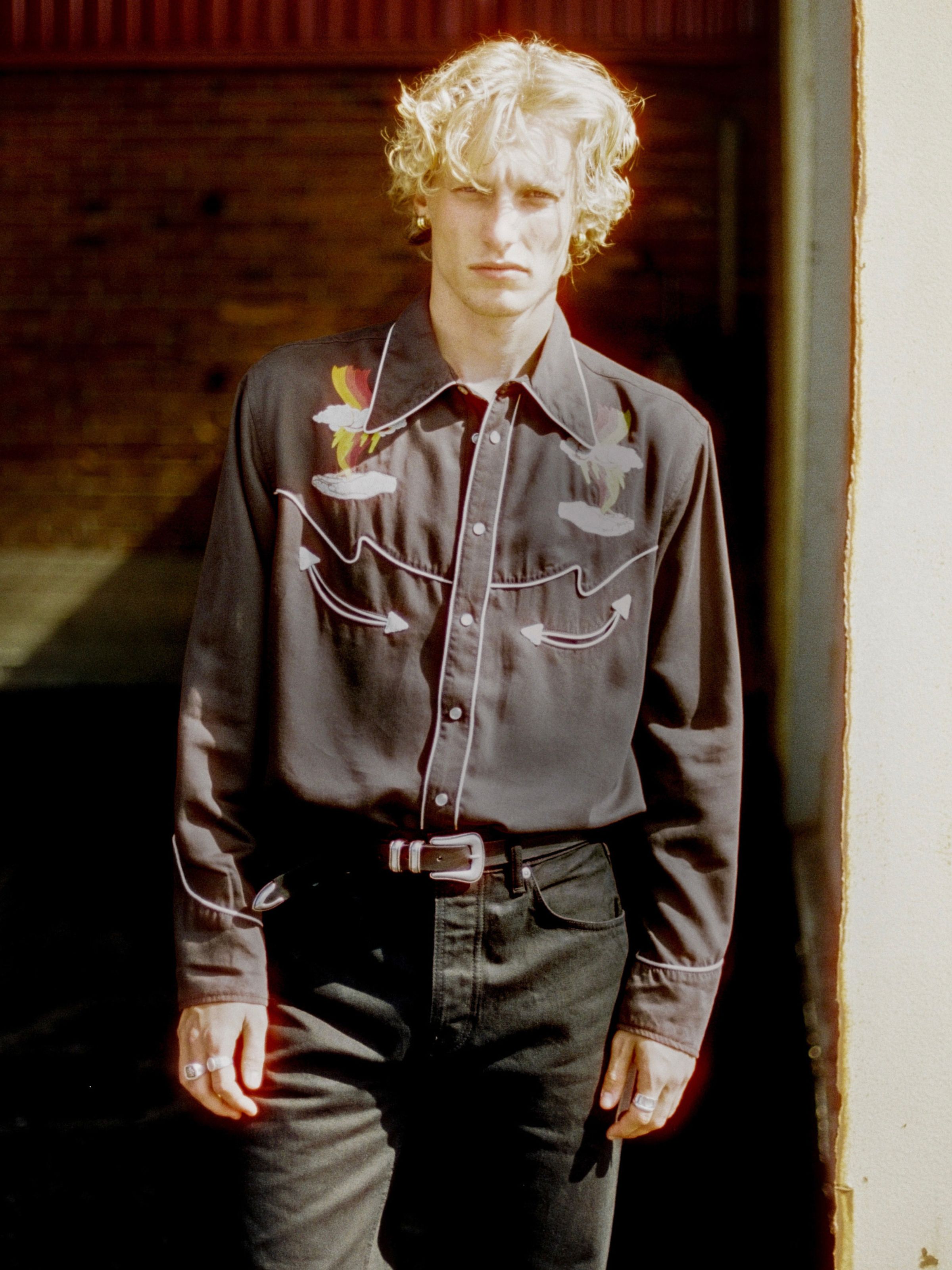 Nudie Jeans Gonzo Western Shirt Sunburns, a men's western shirt in black and brown, worn by a model and shown from the front.