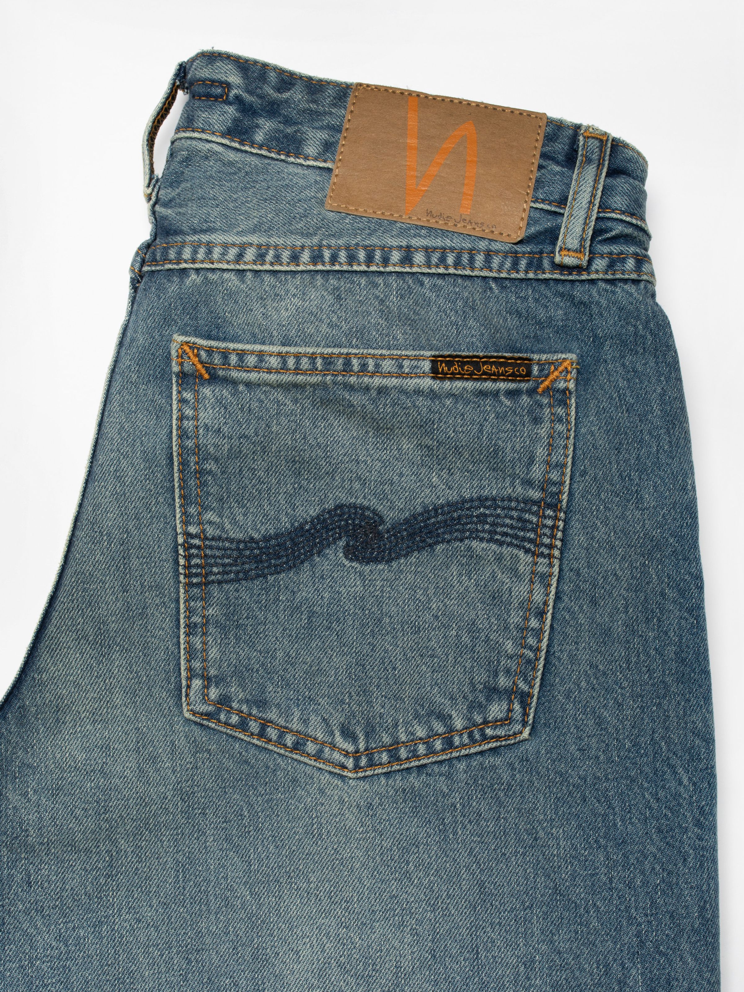 Nudie Jeans Wide Heidi in Summer Shadow, Nahaufnahme der Gesäßtasche mit marineblauer Stickerei und Jacron-Patch.