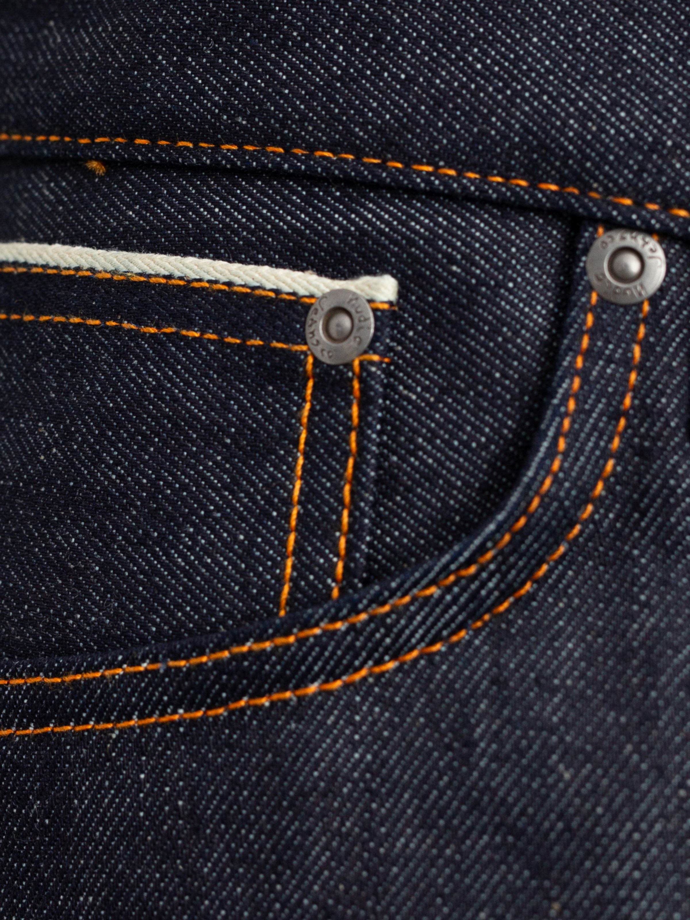Nudie Jeans Steady Eddie II Dry Dusk Selvage, Vordertasche mit orangefarbenen Nähten und starrem selvedge Denim.