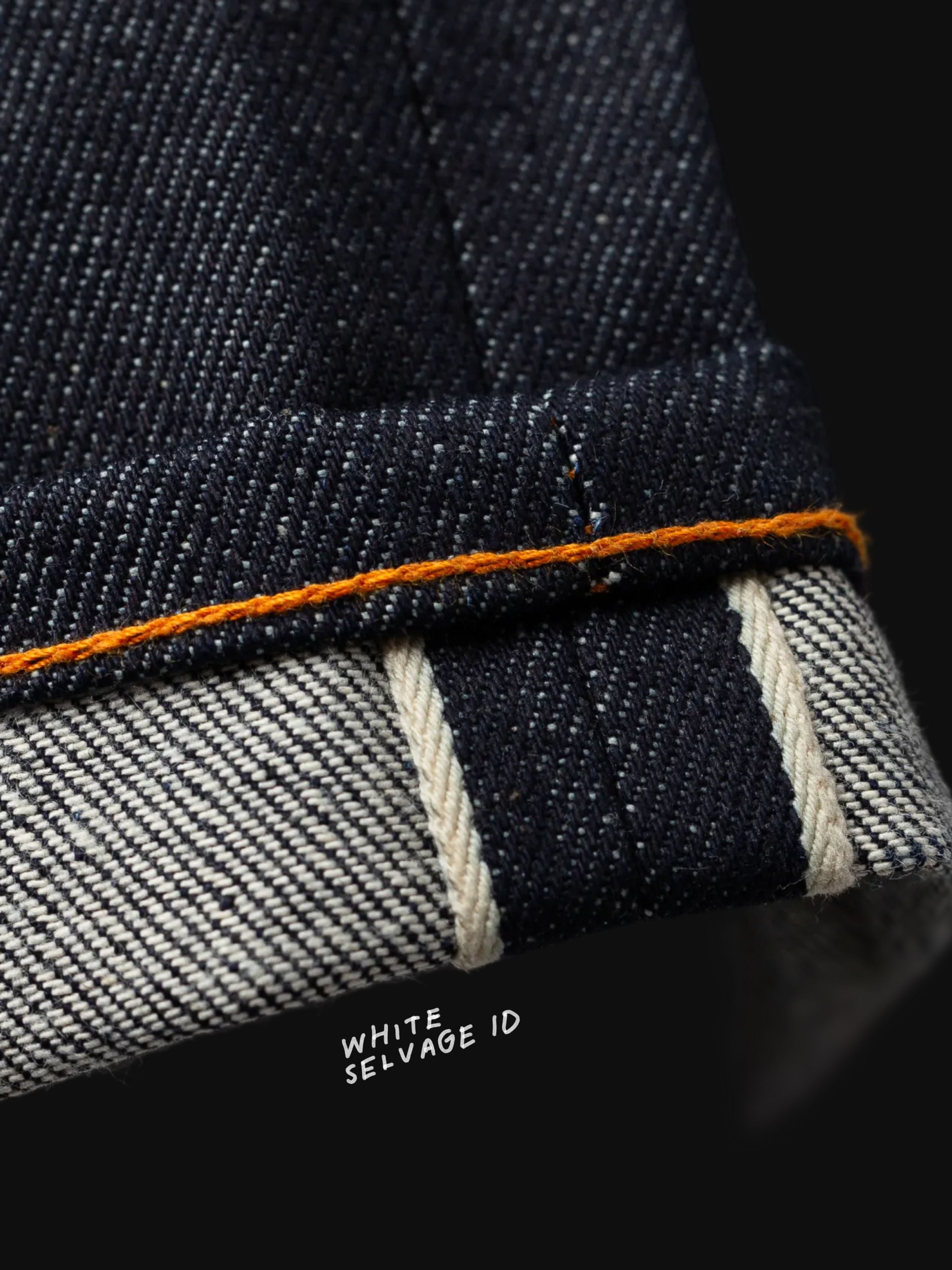 Nudie Jeans Steady Eddie II Dry Dusk Selvage, umgeschlagener Beinsaum mit weißer Selvedge-ID und orangefarbenem Garn.
