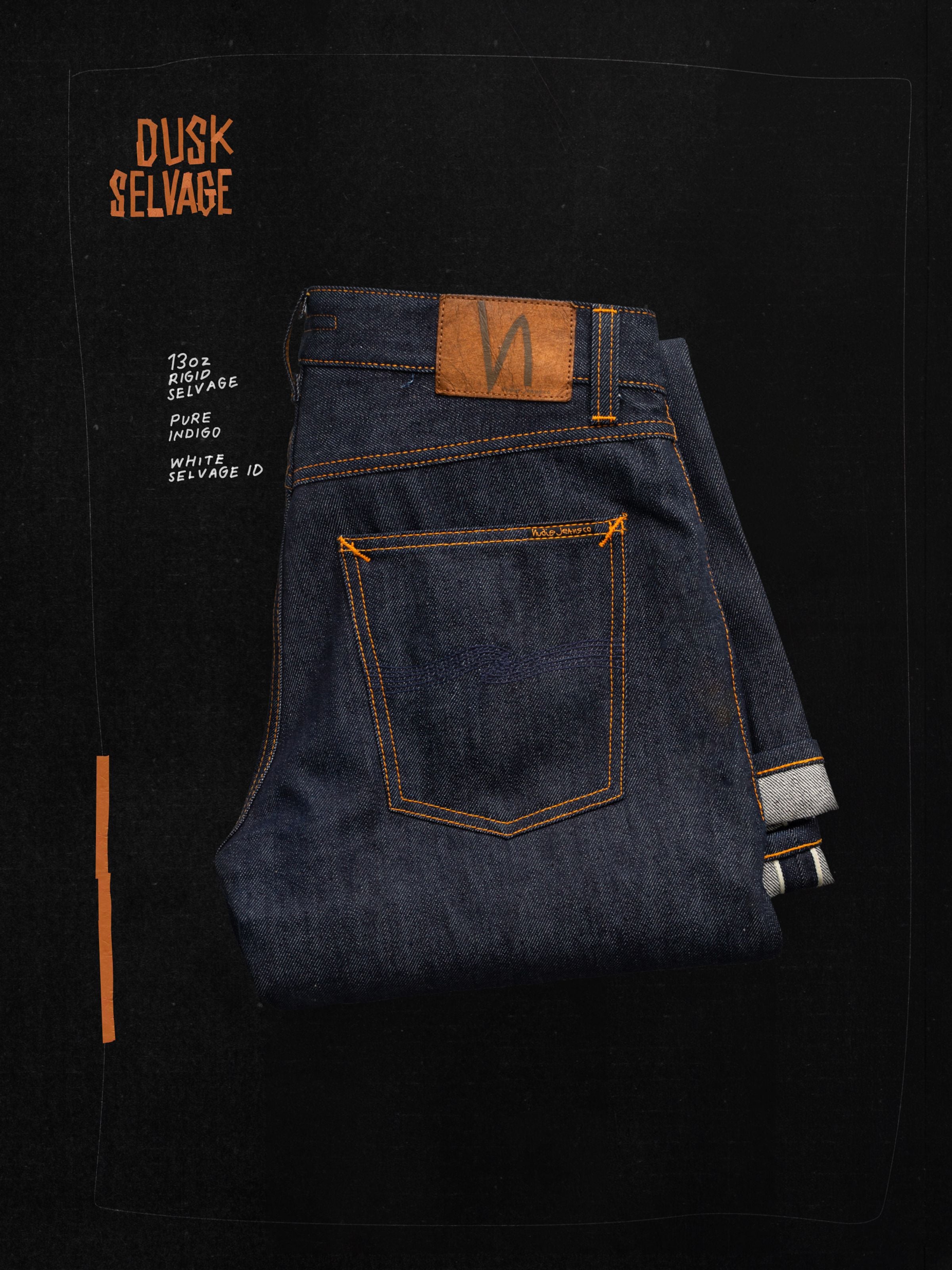 Nudie Jeans Steady Eddie II Dry Dusk Selvage, Flatshot zeigt die Gesäßtasche, den Jacron-Patch und Selvedge-Denim-Details.