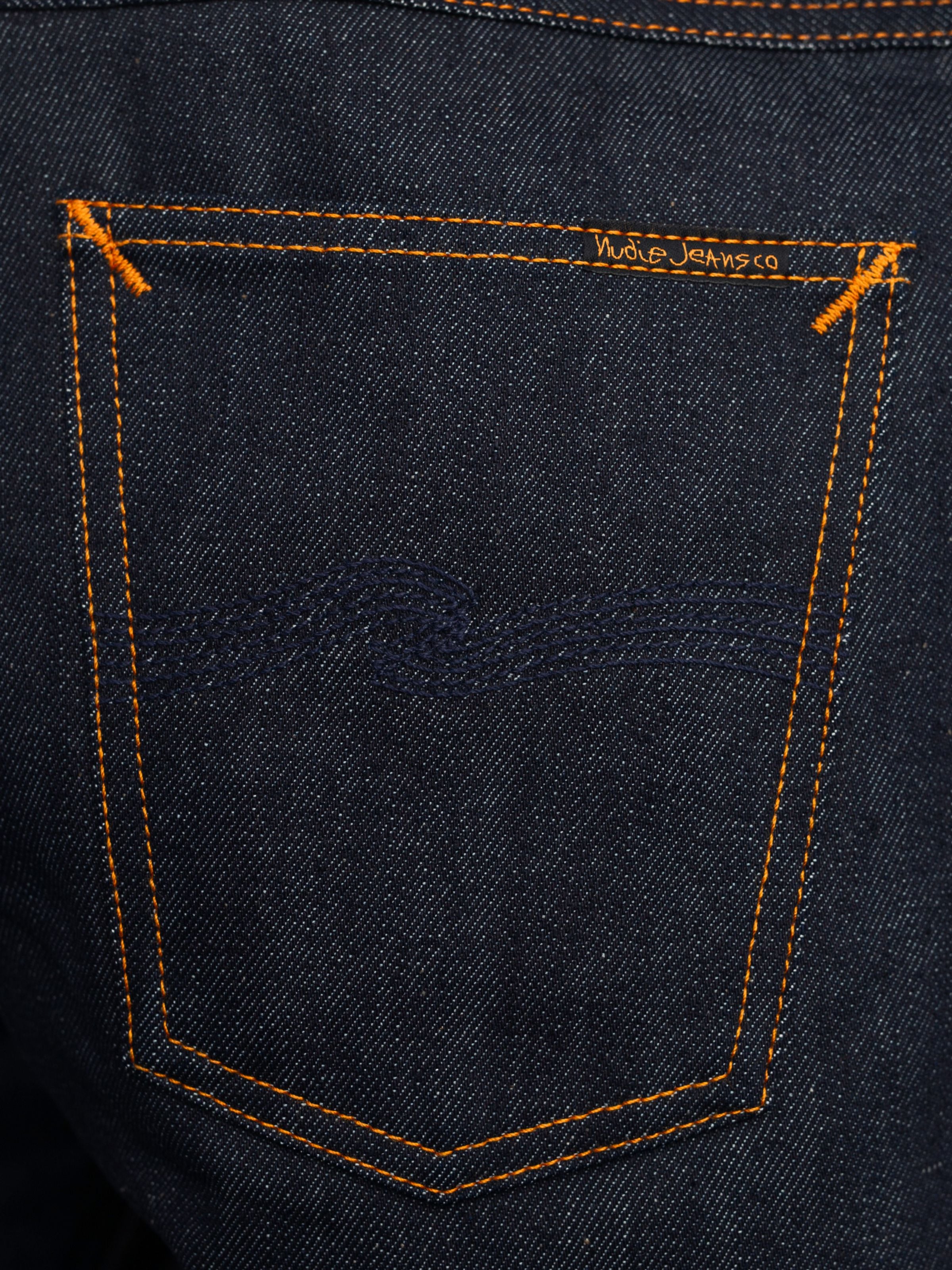 Nudie Jeans Steady Eddie II Dry Dusk Selvage, Gesäßtasche mit marineblauer Stickerei und orangefarbenen Nähten.