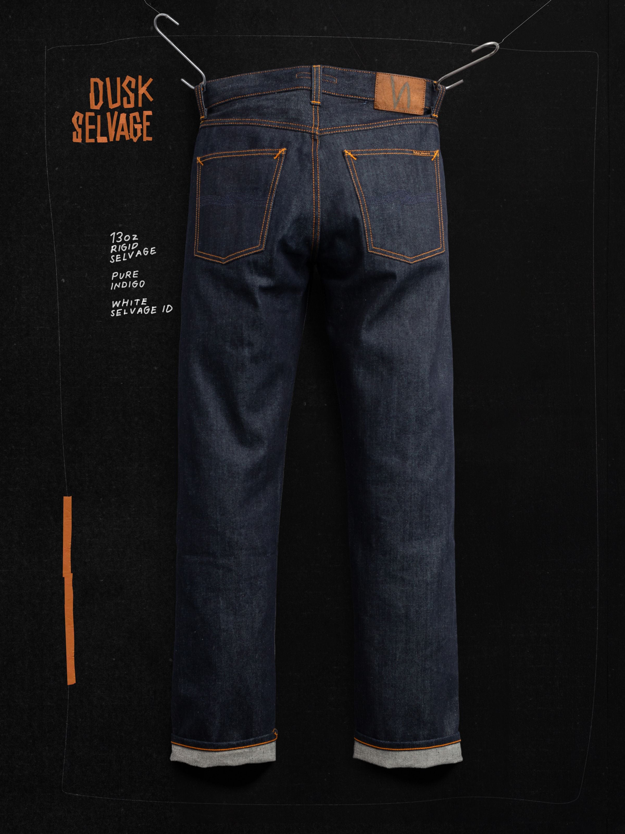 Nudie Jeans Rad Rufus Dry Dusk Selvage, gerade Jeans in Dry Blue, an einem Kleiderbügel aufgehängt, Rückseite.
