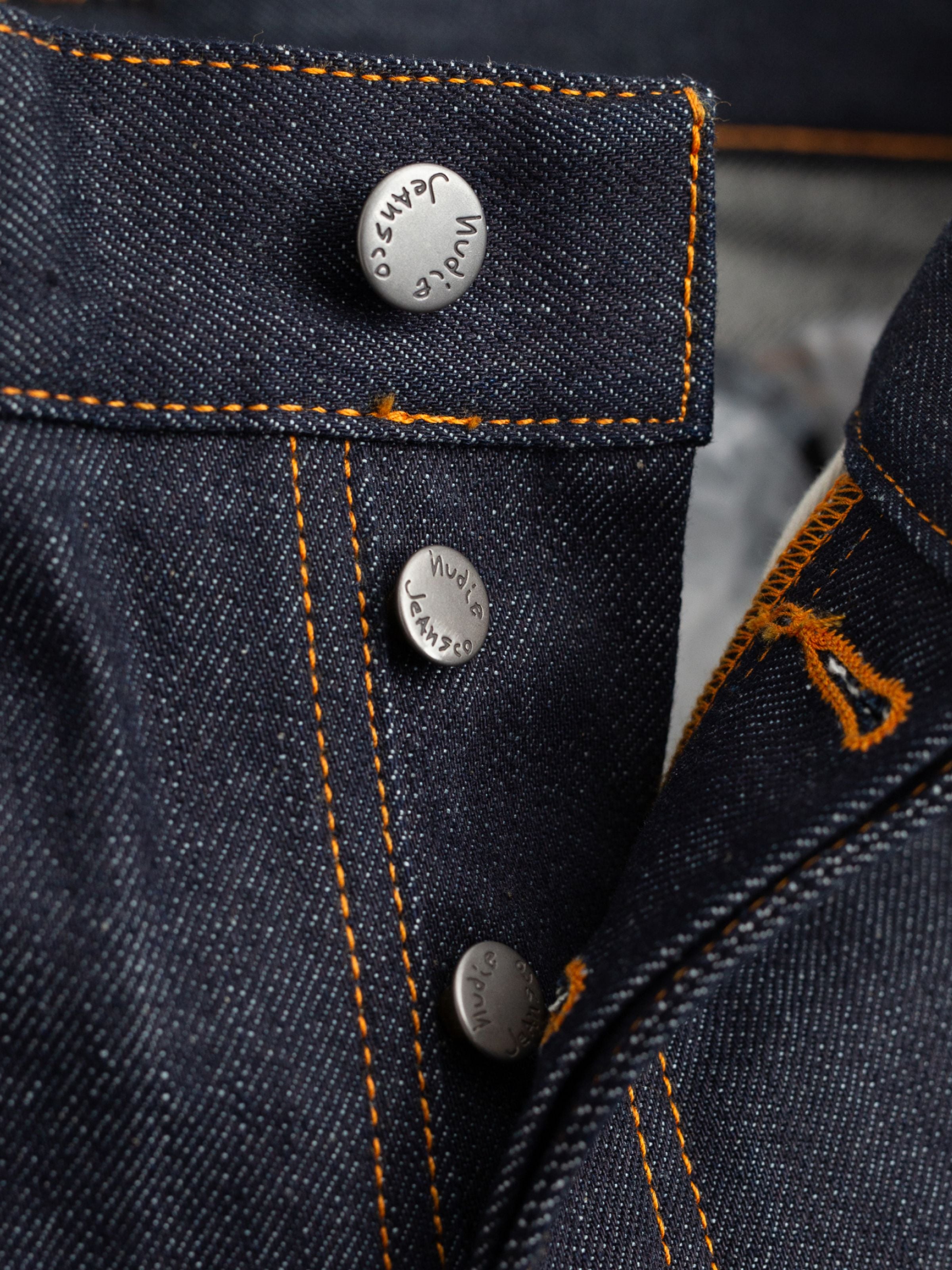 Rad Rufus Dry Dusk Selvage, Nahaufnahme der antiken silbernen Knopfleiste und orangen Nähte auf starrem selvedge Denim.