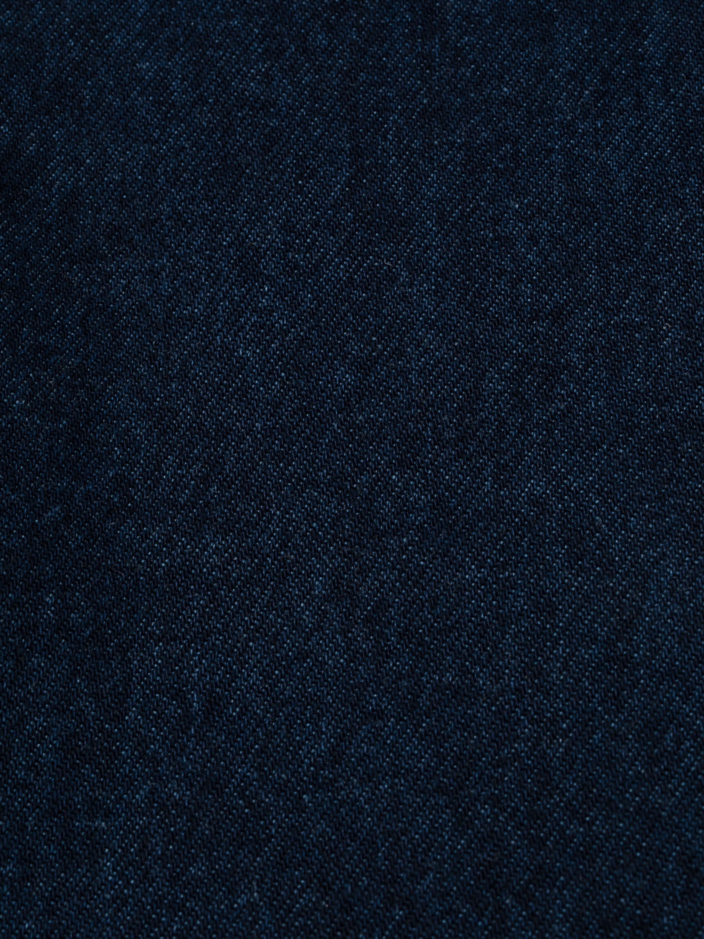 Nudie Jeans Lofty Lo in Indigo Dipped, eine Nahaufnahme des dunkelblauen Rigid Denims.