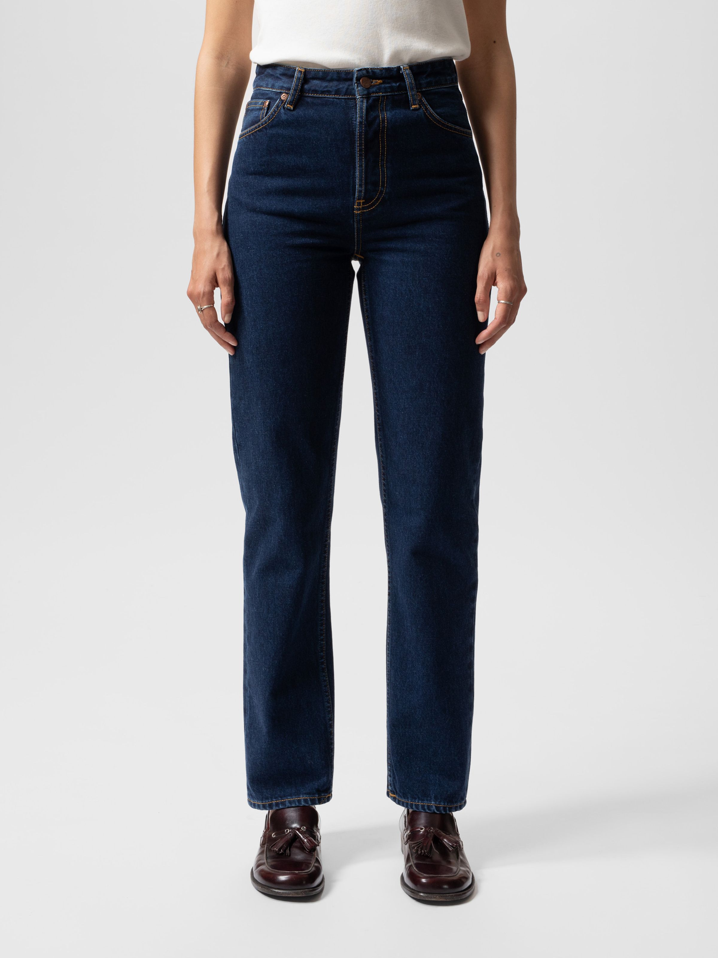 Nudie Jeans Lofty Lo Indigo Dipped, Damenjeans mit hoher Taille und geradem Bein, von einem Model von vorne.