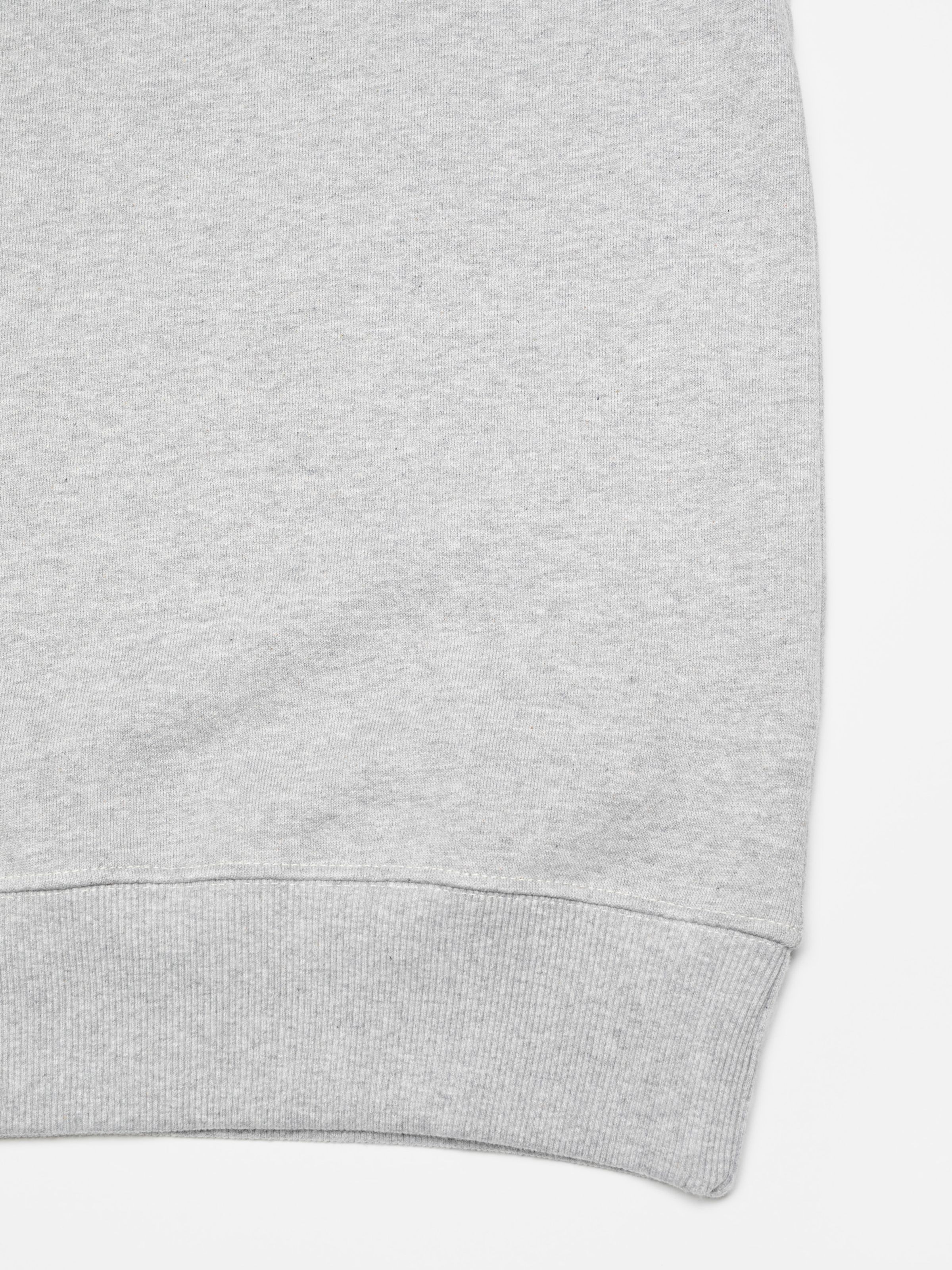 Nudie Jeans Palle Logo Sweatshirt in Greymelange, men's sweatshirt with a close-up of the ribbed hem and fabric.