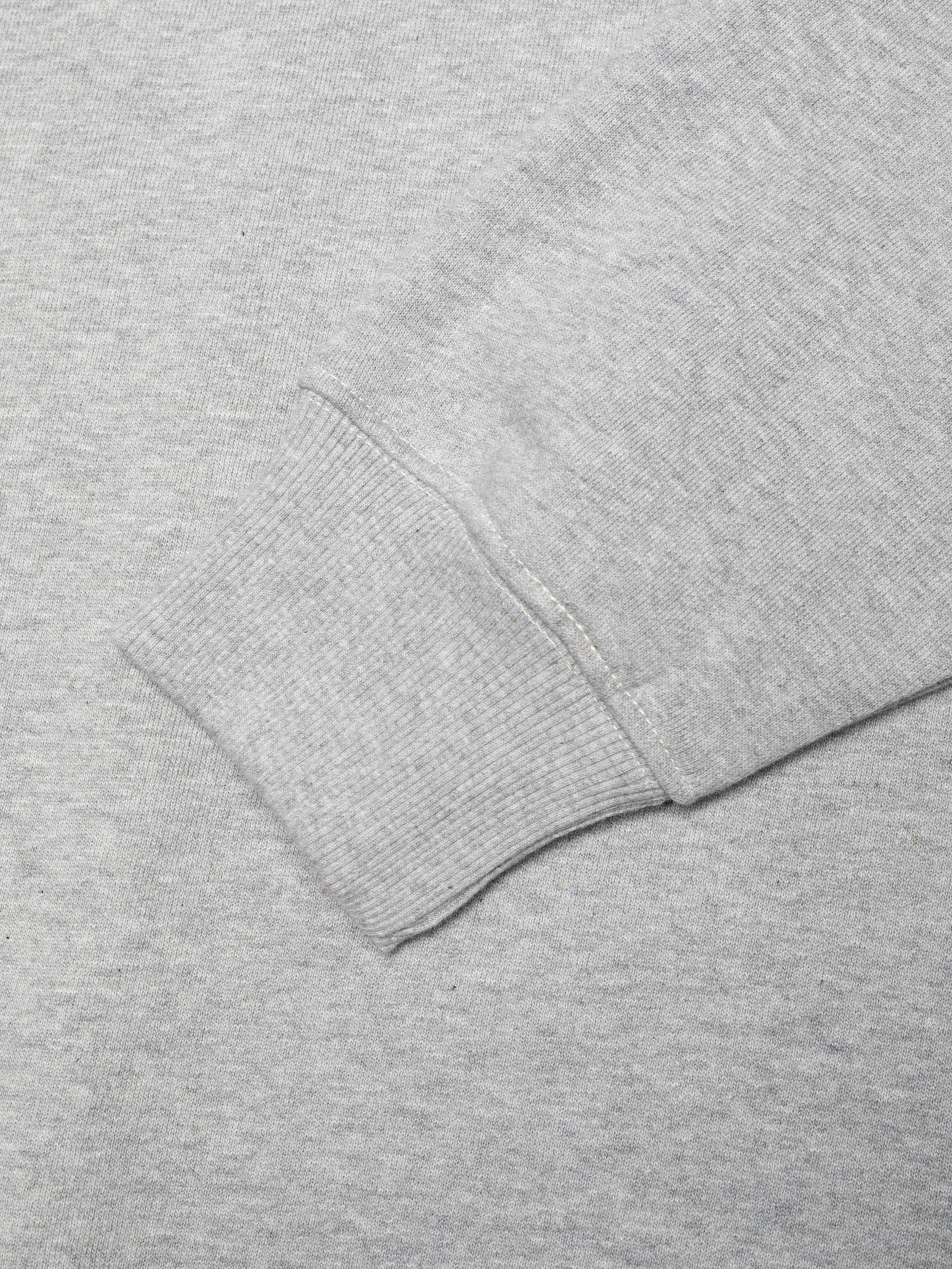 Nudie Jeans Palle Logo Sweatshirt in Greymelange, close-up of the ribbed sleeve cuff.