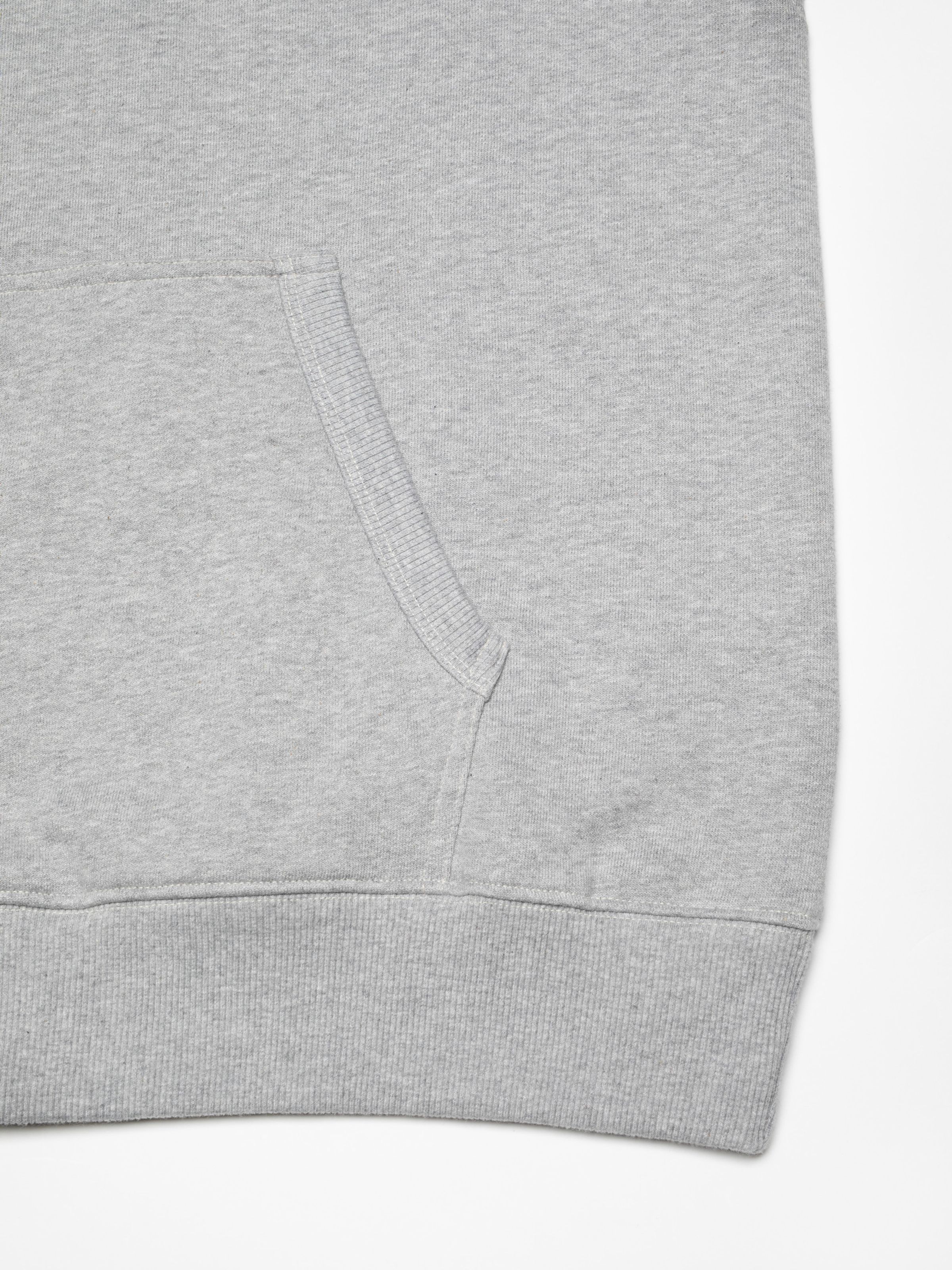 Nudie Jeans Gunde Logo Hoodie in Greymelange, close-up of the kangaroo pocket and ribbed hem.