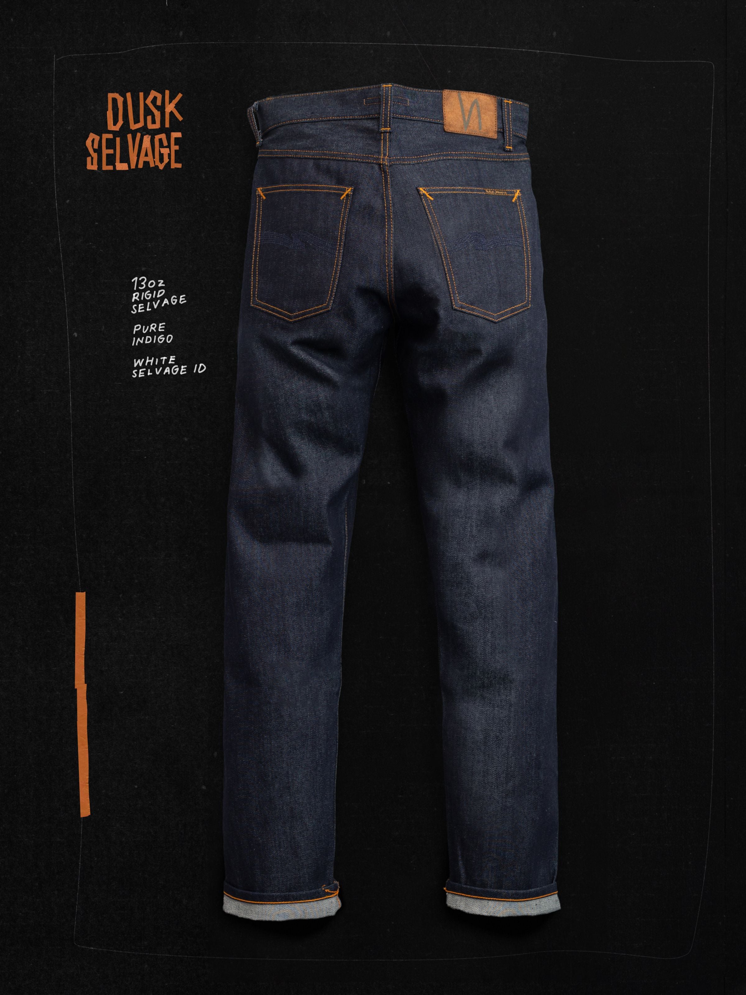 Nudie Jeans Gritty Jackson Dry Dusk Selvage, gerade Selvedge-Jeans in Blau, Rückansicht mit Textdetails.