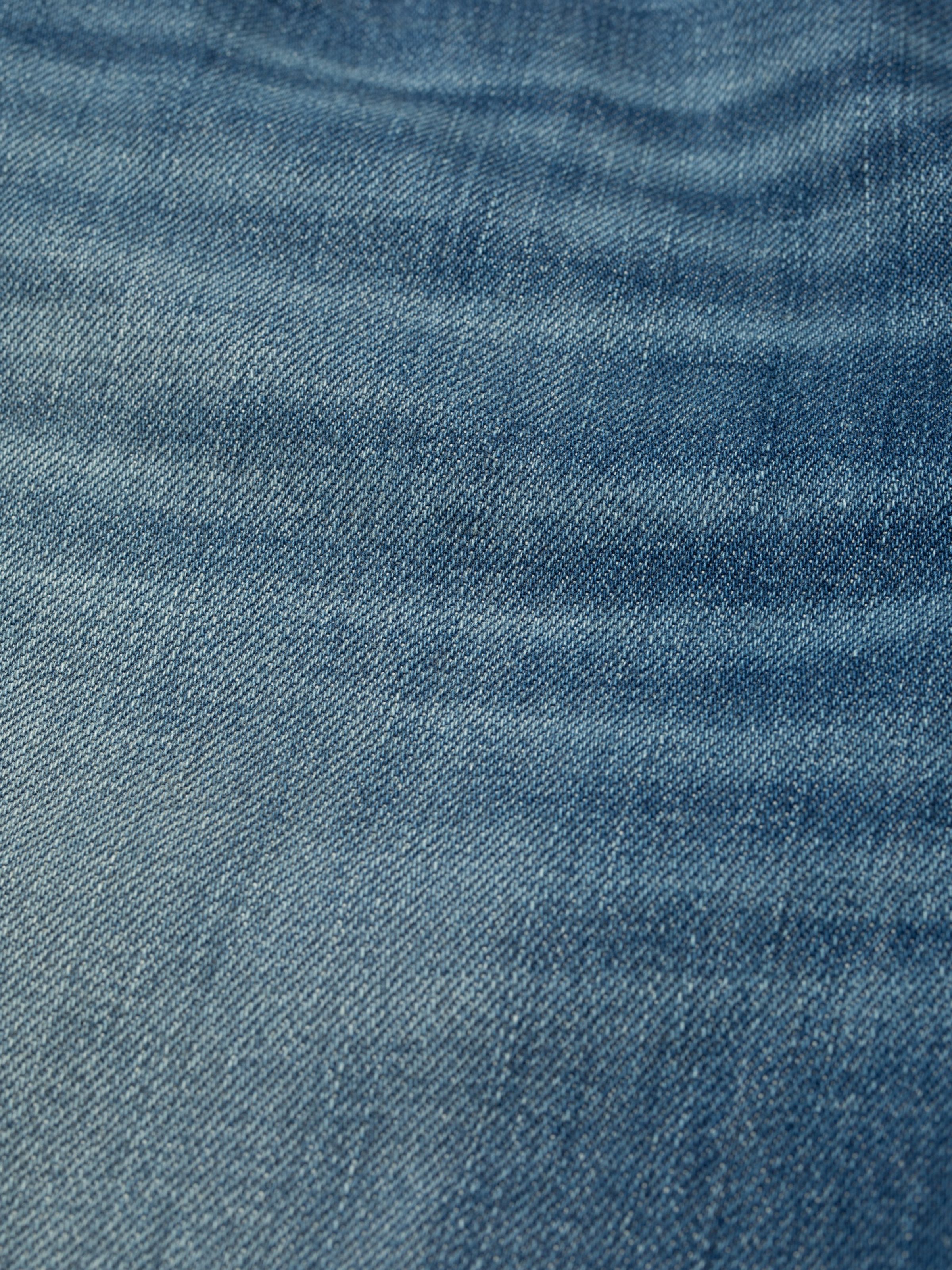 Nudie Jeans Clean Eileen Hazy Horizon, eine Nahaufnahme des hell- bis mittelblauen, festen Denim-Stoffes.