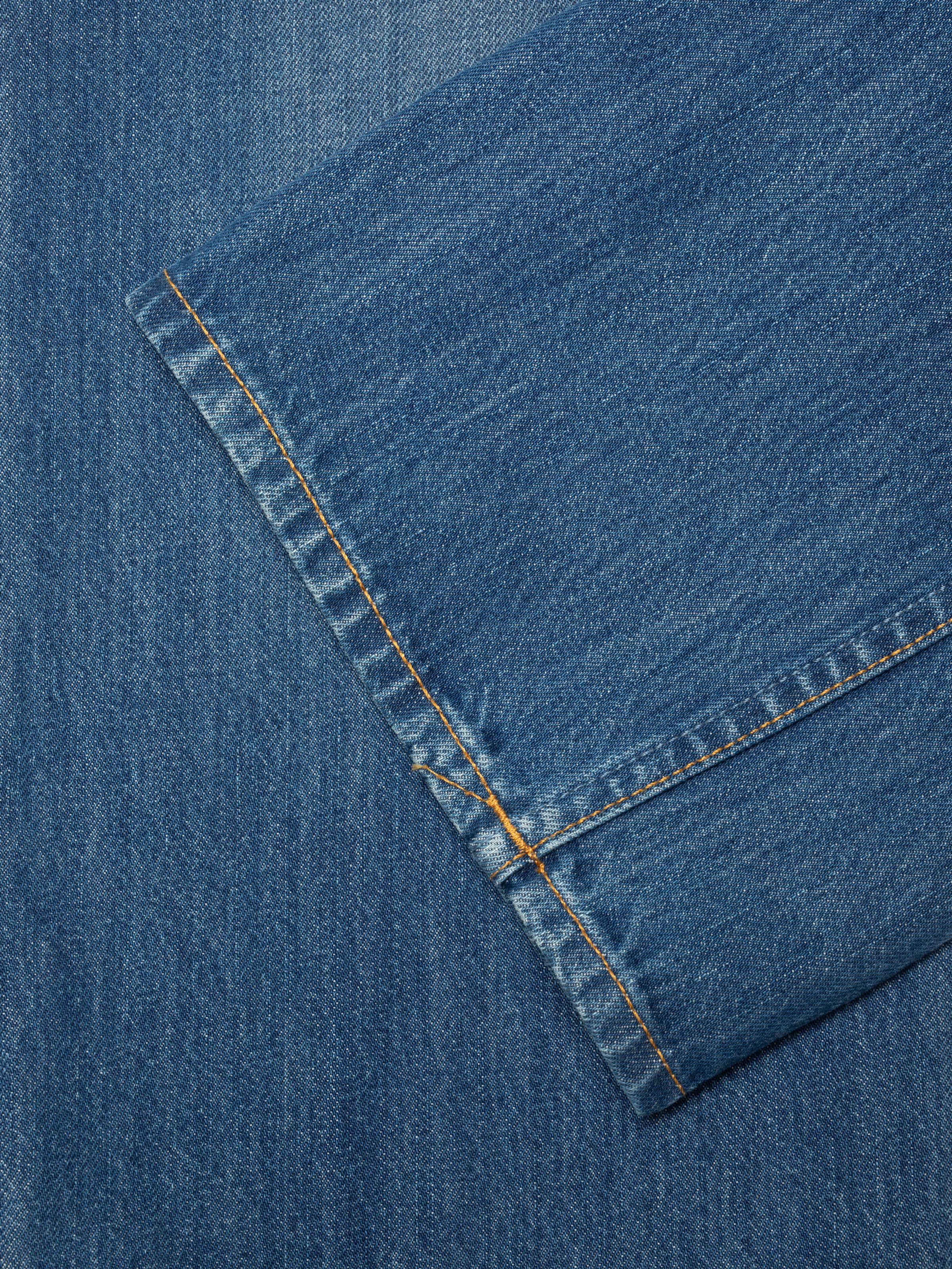 Nudie Jeans Clean Eileen Hazy Horizon, eine Damenjeans mit lockerer Passform und weitem Bein, Nahaufnahme des Saums.