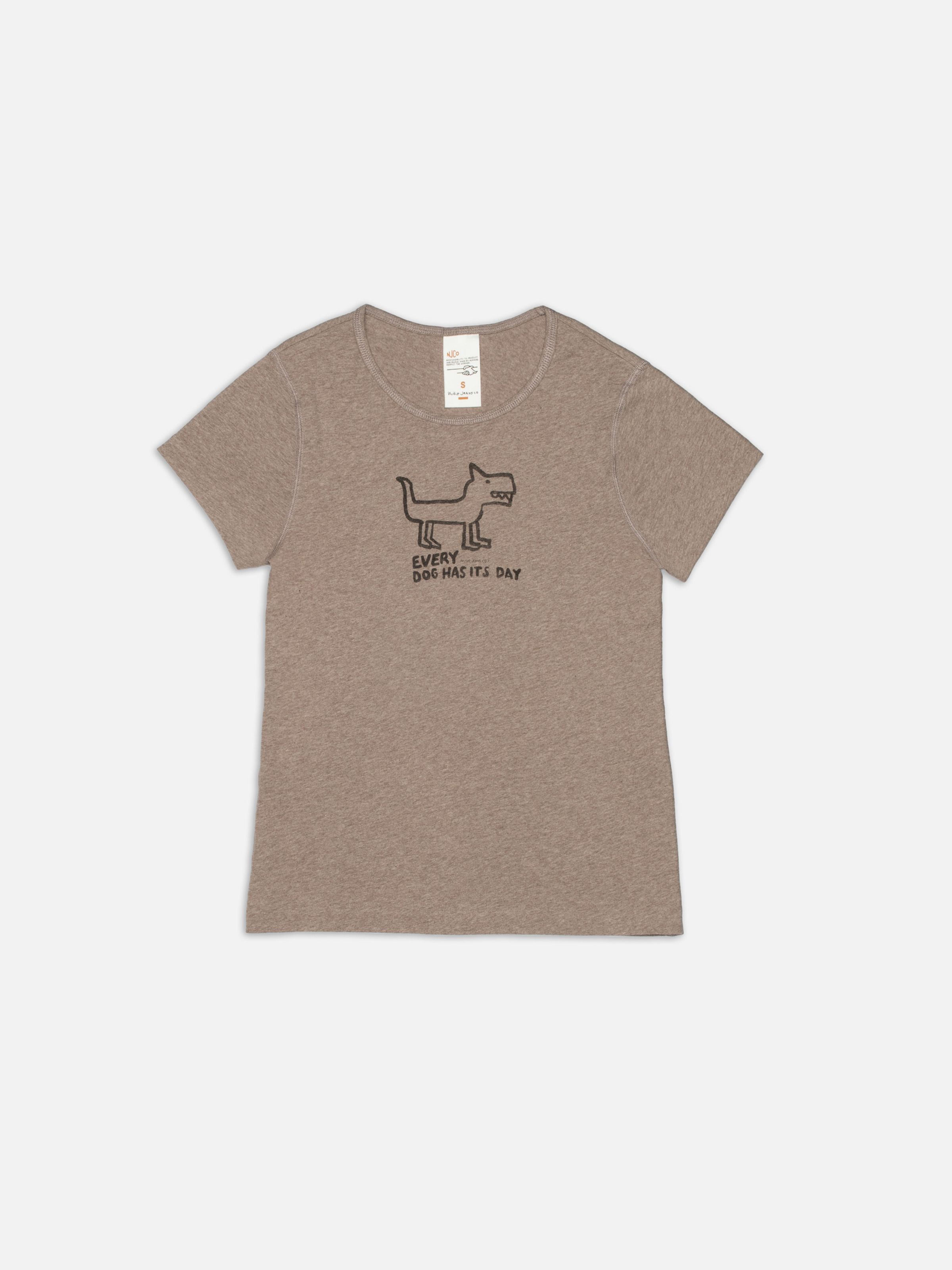 Nudie Jeans Eve Scratchy Dog T-Shirt, ein Damen-T-Shirt mit schmaler Passform aus beigemelierter Bio-Baumwolle, flachliegend.