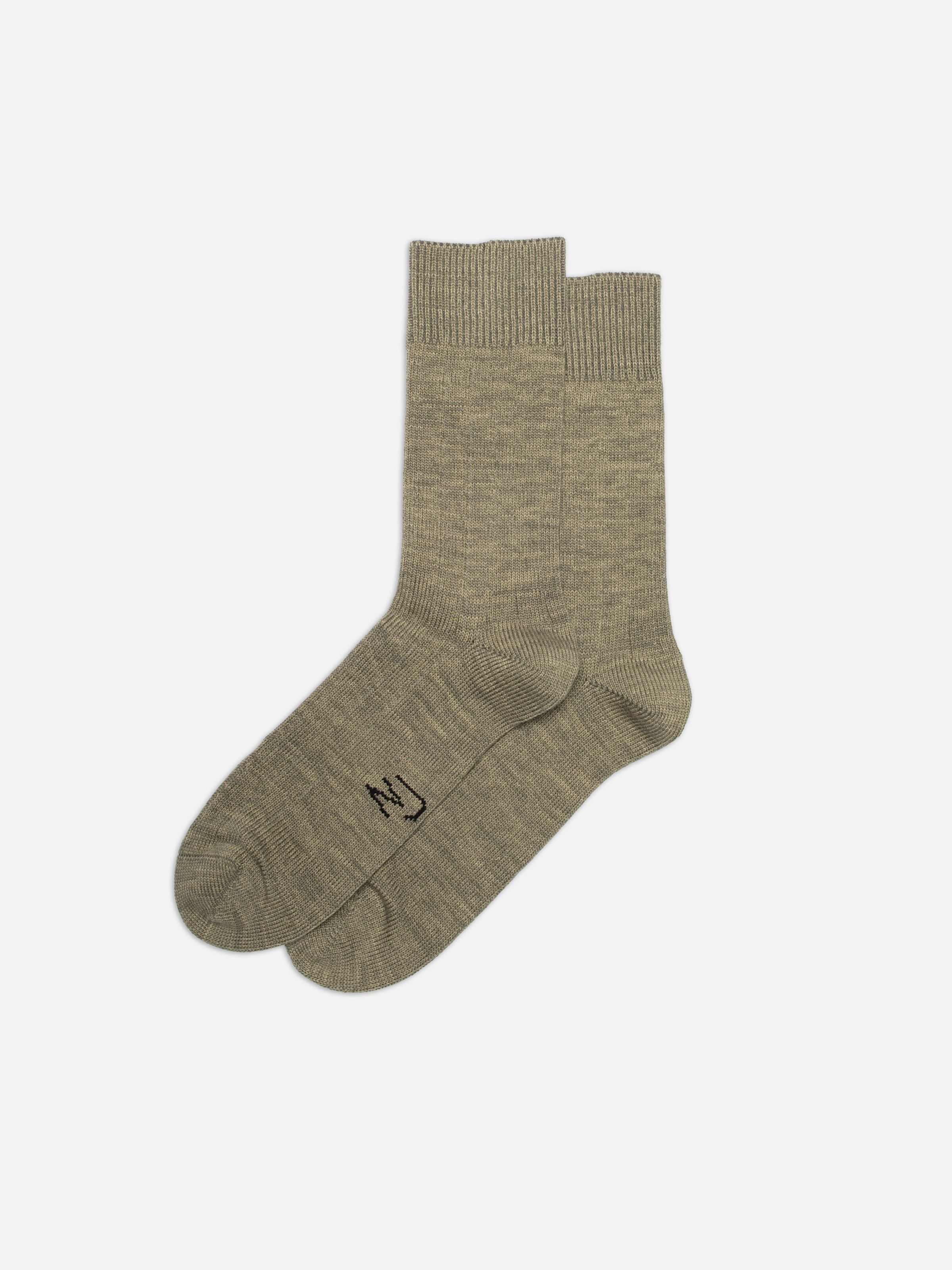 Nudie Jeans Broad Ribbed Socken in Desert, ein Paar Herrensocken, flach liegend.