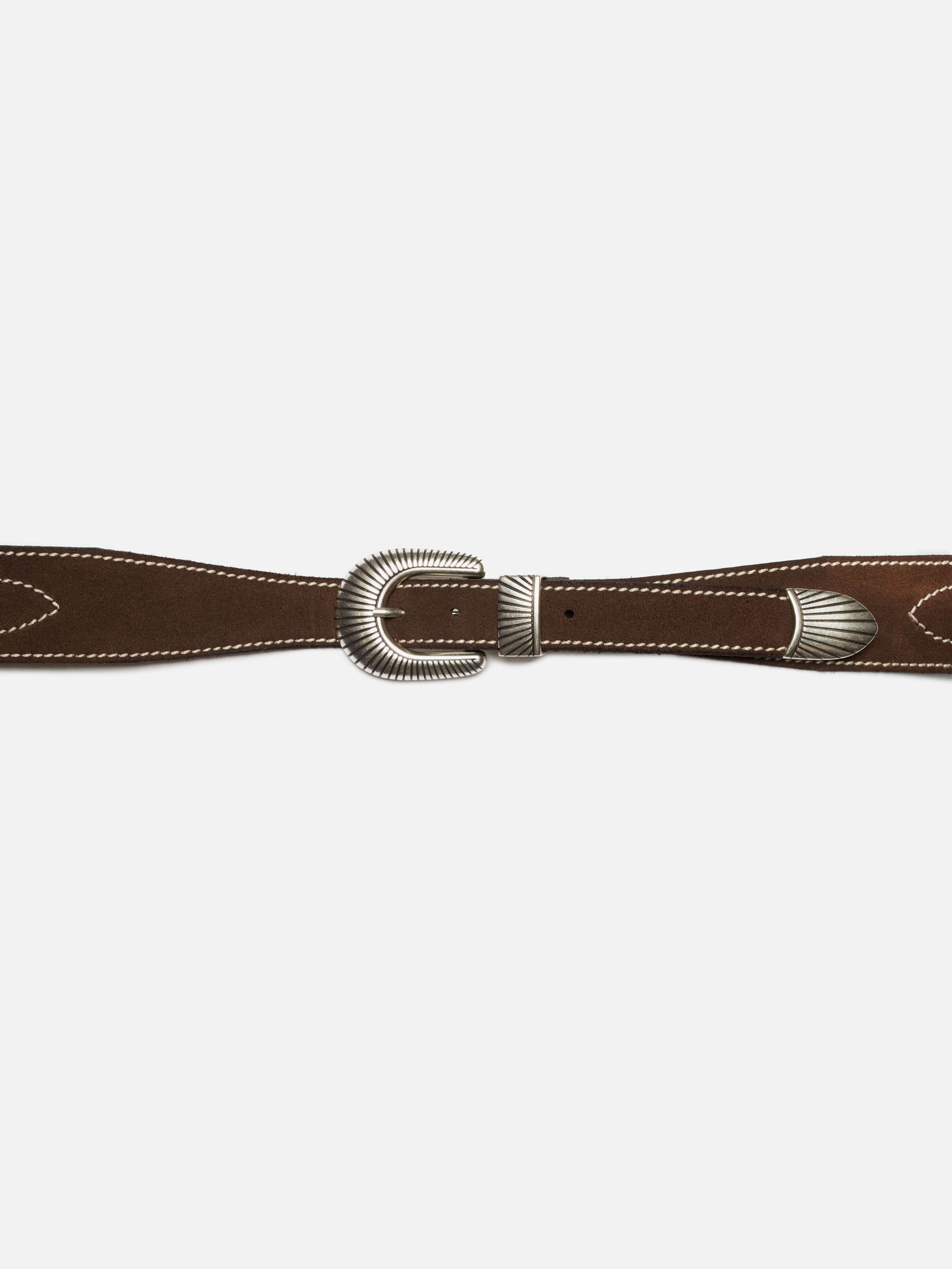 Nudie Jeans Western Ranch Suede Belt in Toffee Brown, Nahaufnahme der verzierten, antiksilbernen Schnalle.