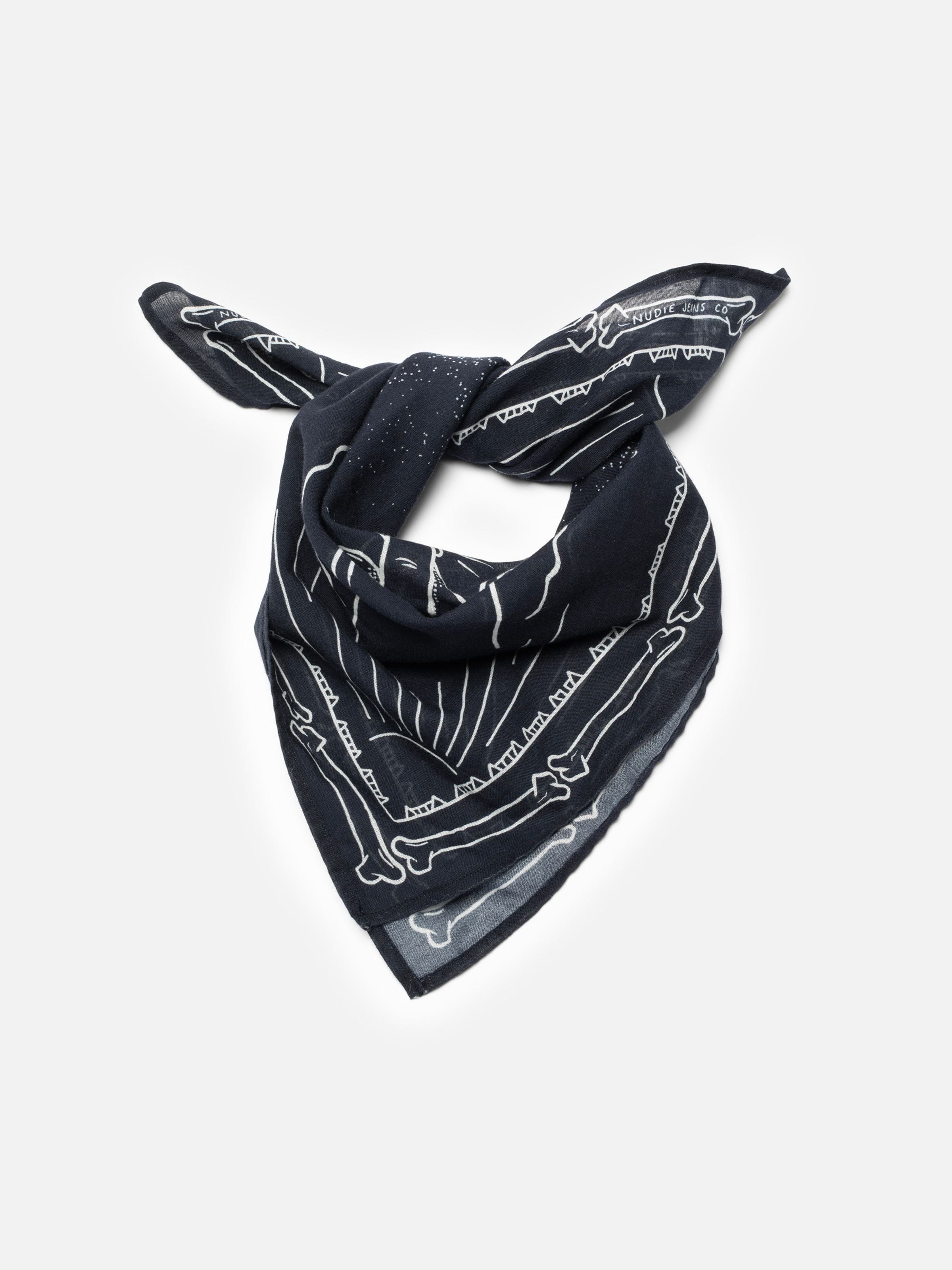 Nudie Jeans Ingrid Bandana Double Cross Blue, ein blaues Unisex-Bandana mit Allover-Print, diagonal gefaltet und gebunden.