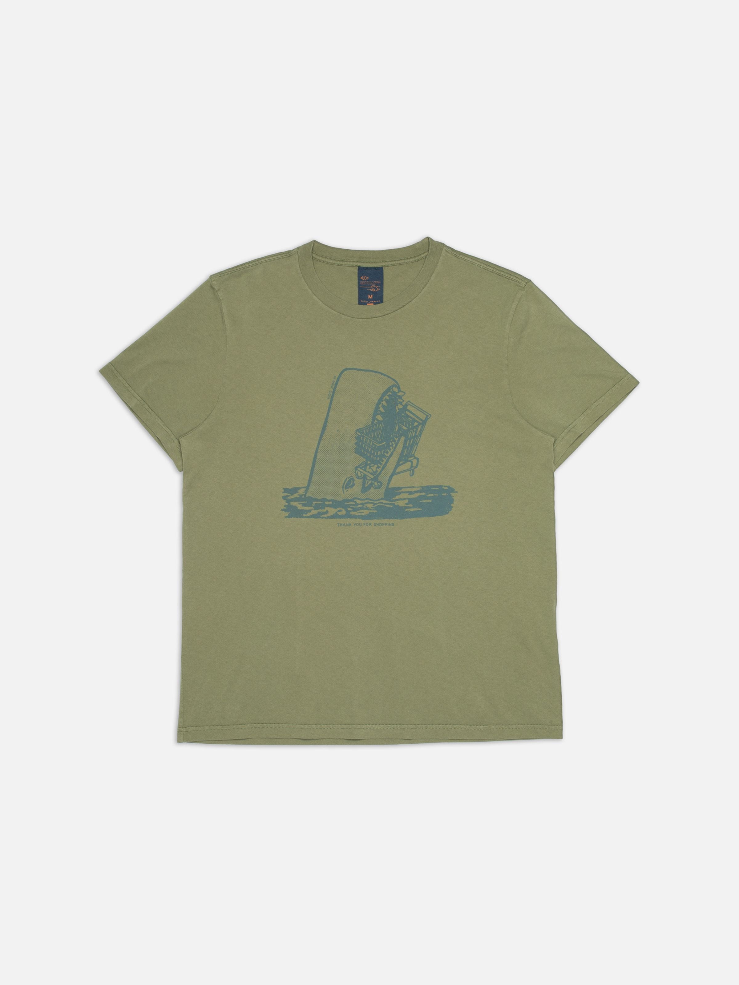 Nudie Jeans Roy Shop-Chop T-Shirt in Grün, in einer Flachaufnahme gezeigt.