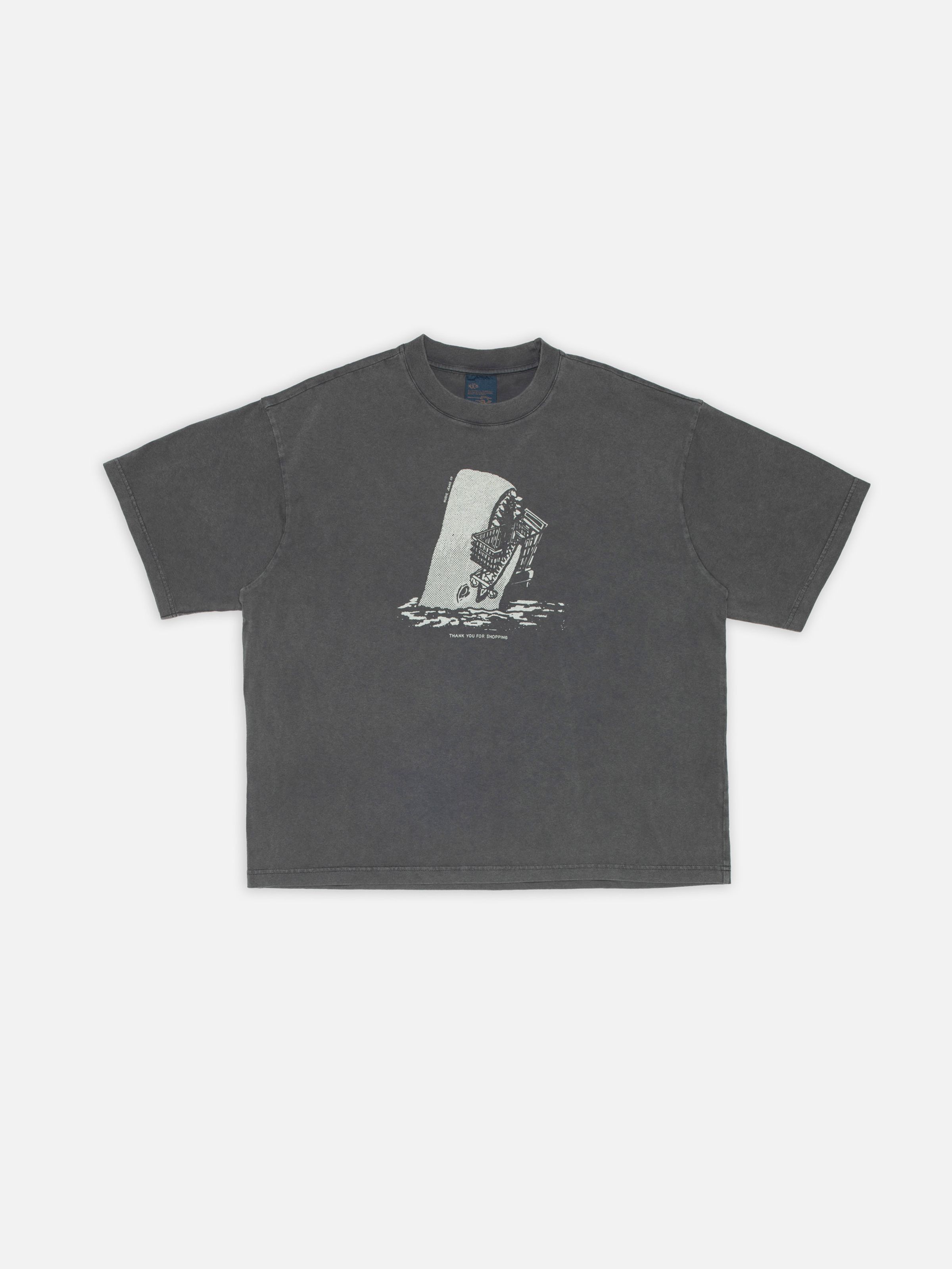 Nudie Jeans Rita T-Shirt Shop-Chop, bedrucktes Damen-Rundhals-T-Shirt in Antracite, flach liegend von vorne gezeigt.