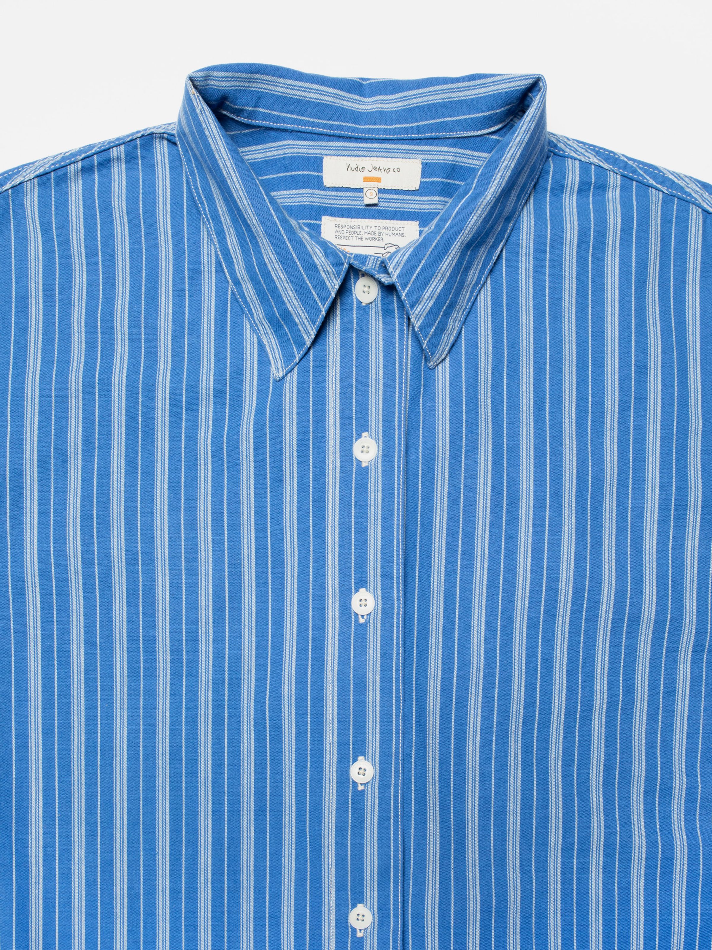Nudie Jeans Jutta Shirt Striped, close-up of the collar and button placket on the blue and off-white striped shirt.