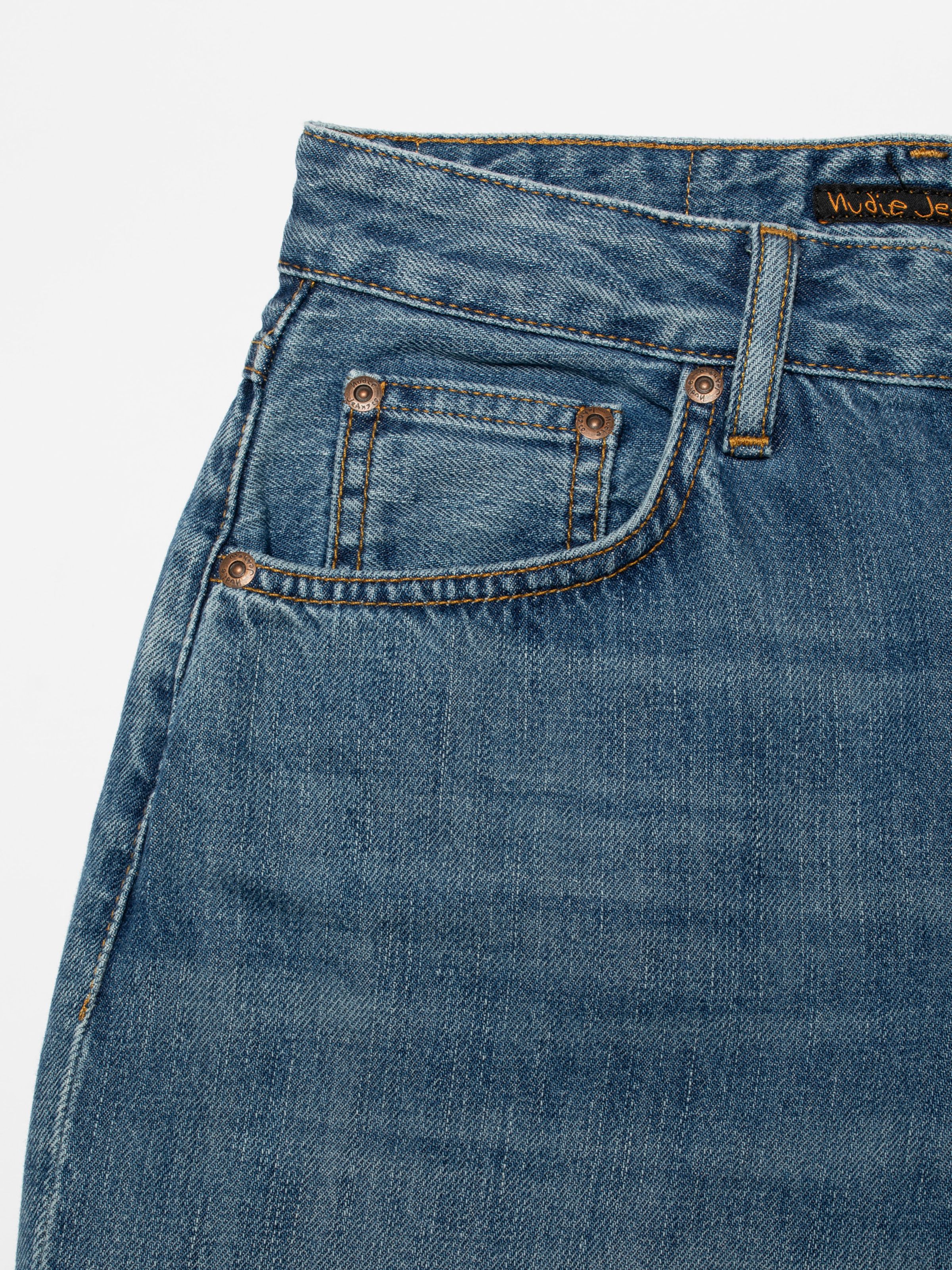 Nudie Jeans Clean Eileen Clear Skies, Nahaufnahme der Vordertasche mit Kupfernieten und tabakfarbenen Nähten.