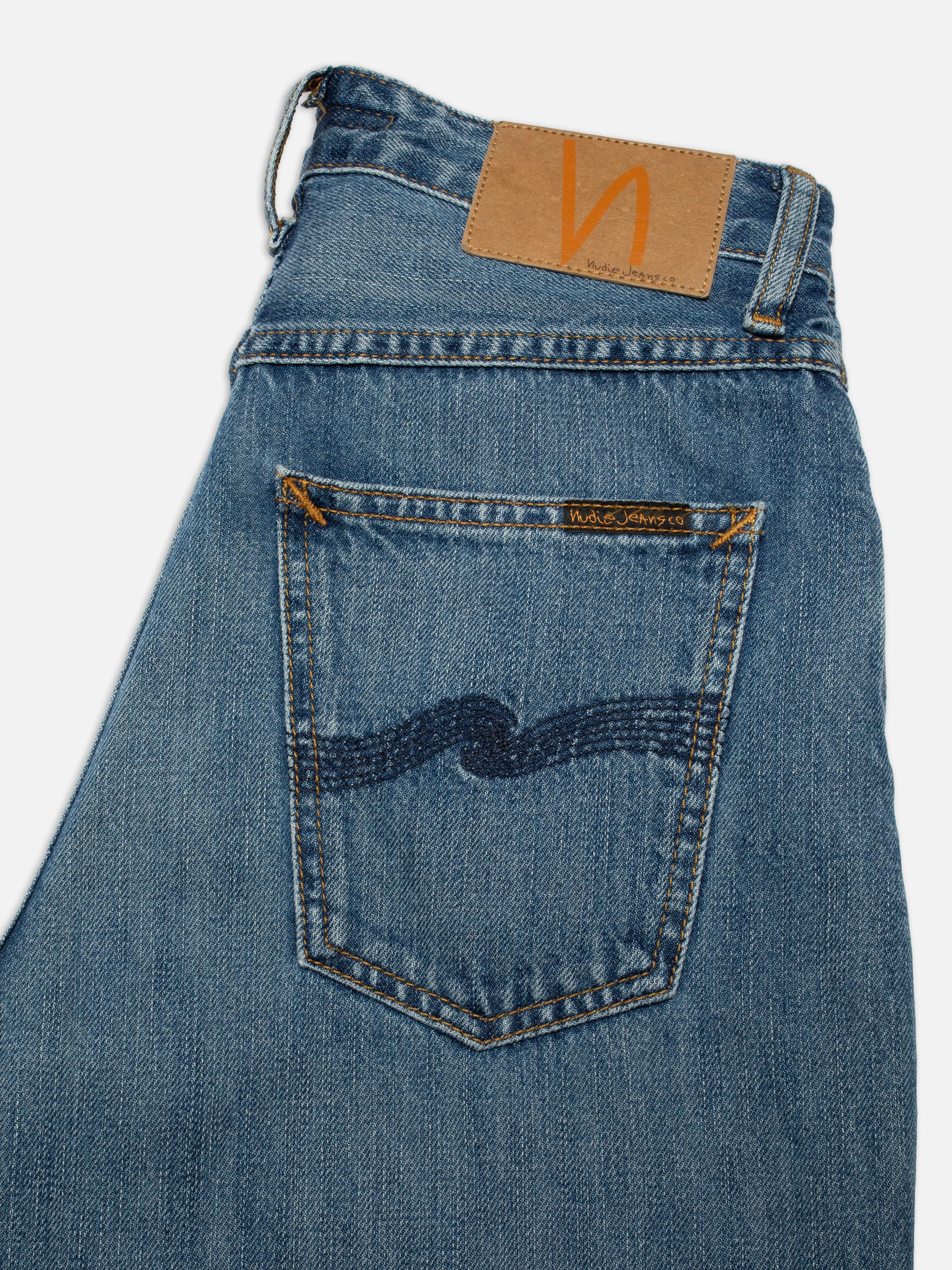 Nudie Jeans Clean Eileen Clear Skies, Damenjeans mit lockerer Passform, Nahaufnahme der Gesäßtasche und des Jacron-Patch.