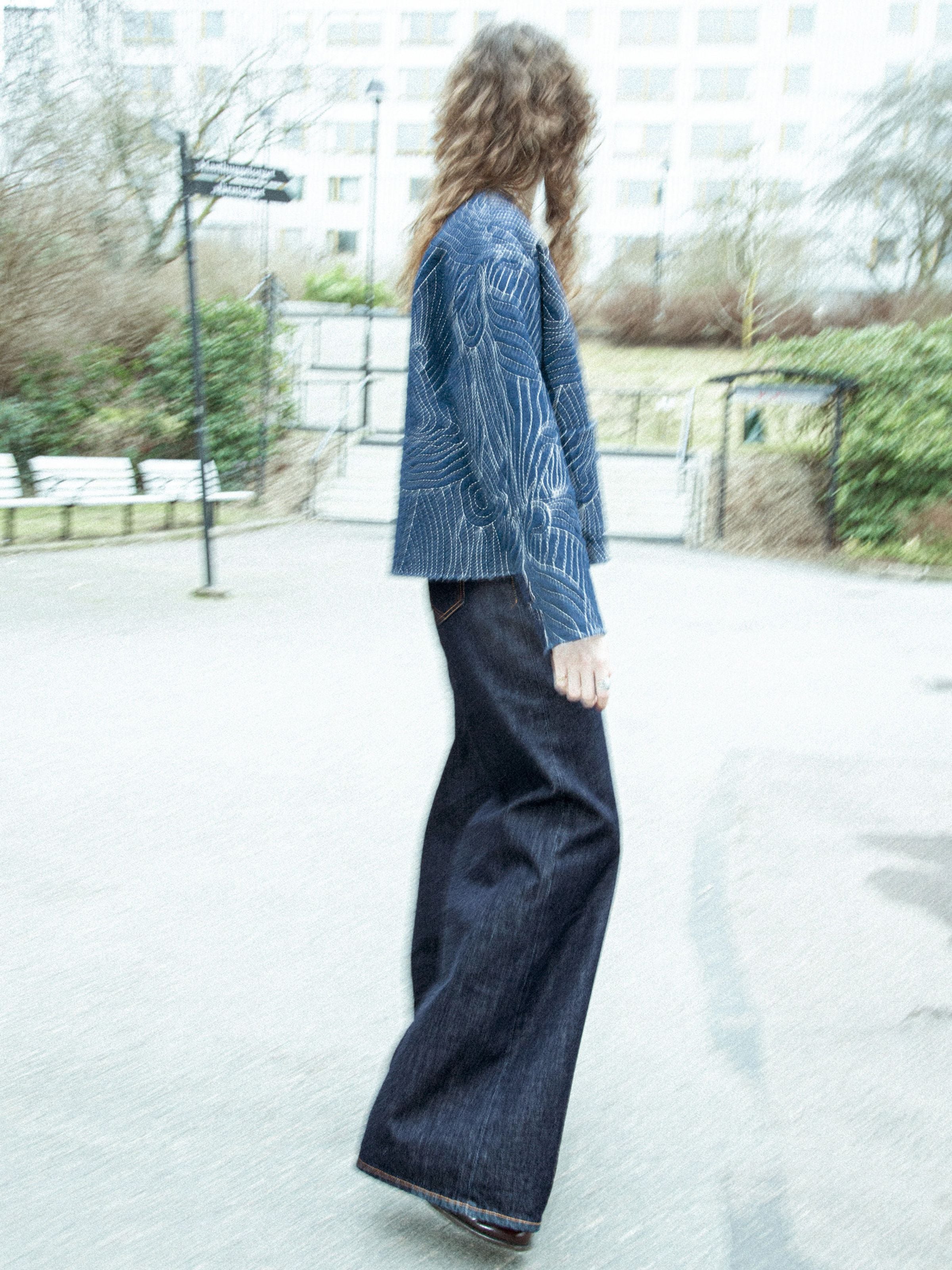 Nudie Jeans Sonic Sue One Wash, Damenjeans mit lockerer Passform aus Bio-Baumwolle, im Freien gezeigt.