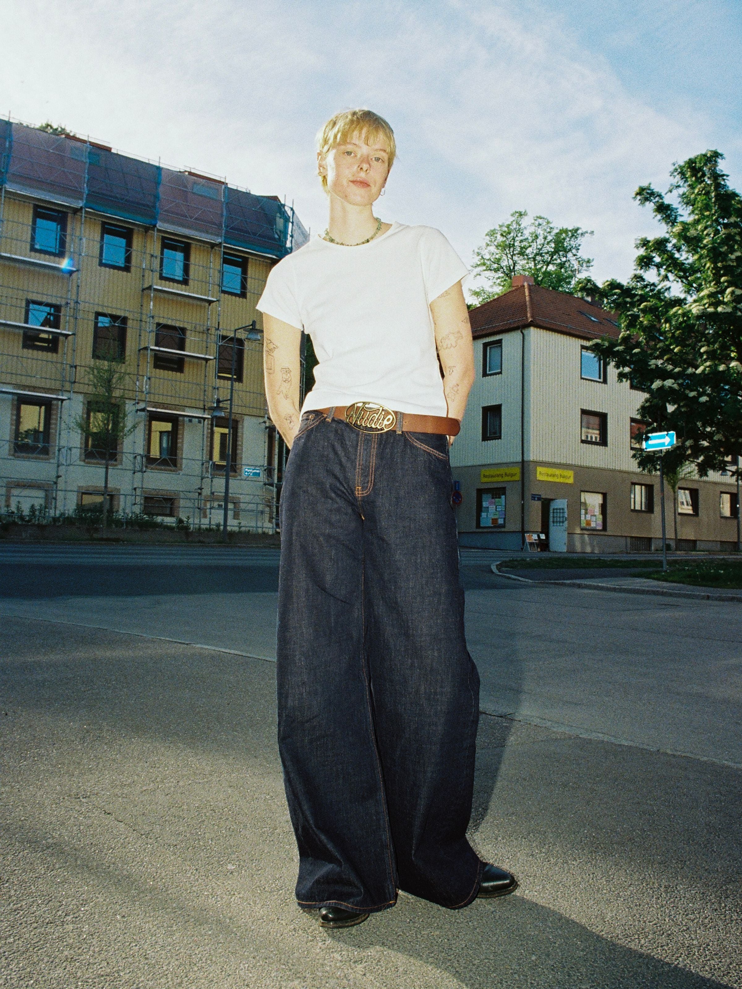 Nudie Jeans Sonic Sue One Wash, lockere Damenjeans mit weiter A-Linie, von vorne an einem Model im Freien gezeigt.