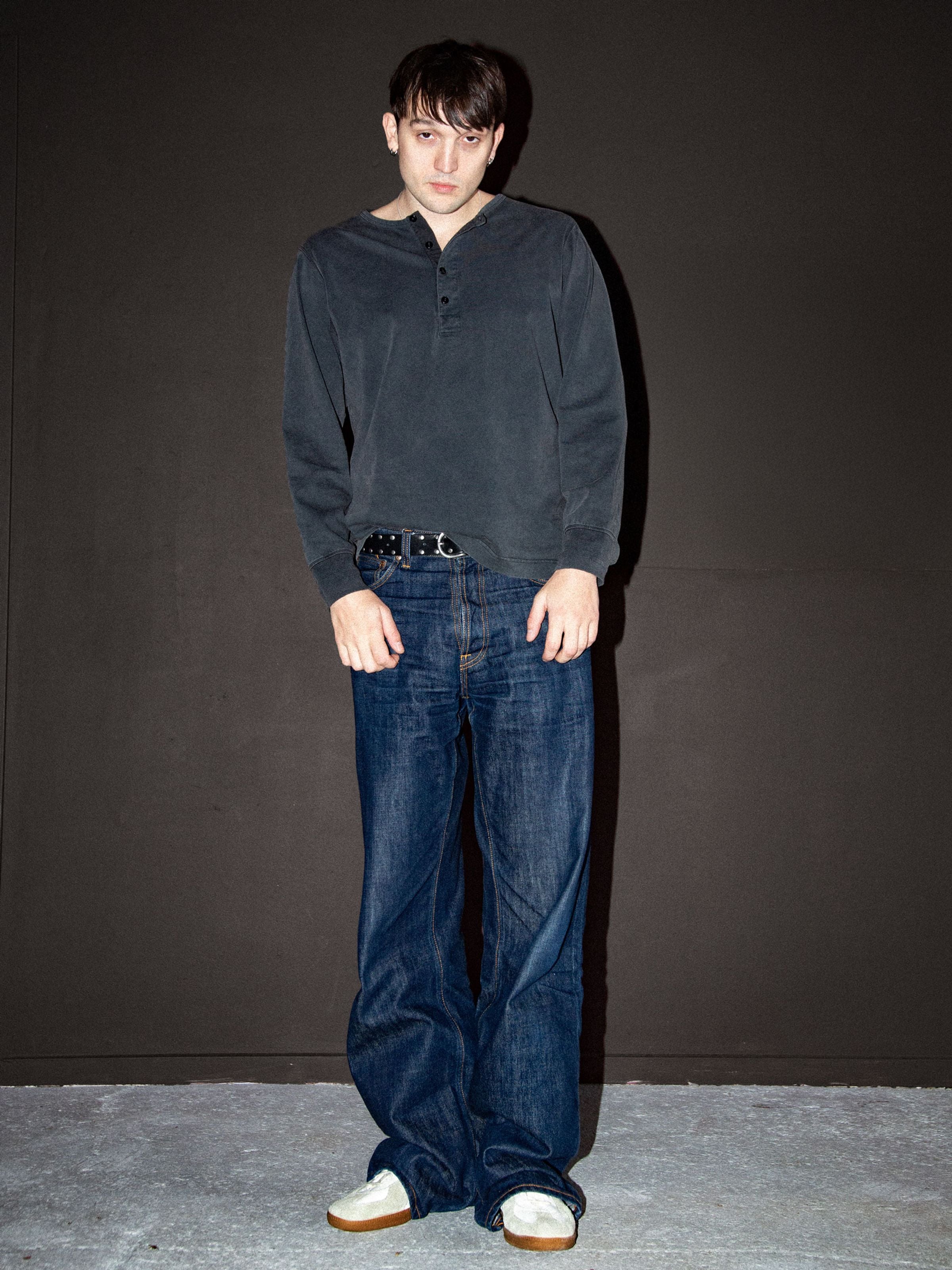 Nudie Jeans Loud Larry Dry Streaky, lockere Herrenjeans mit weitem Bein aus blauem Rigid-Denim aus Bio-Baumwolle, am Model.