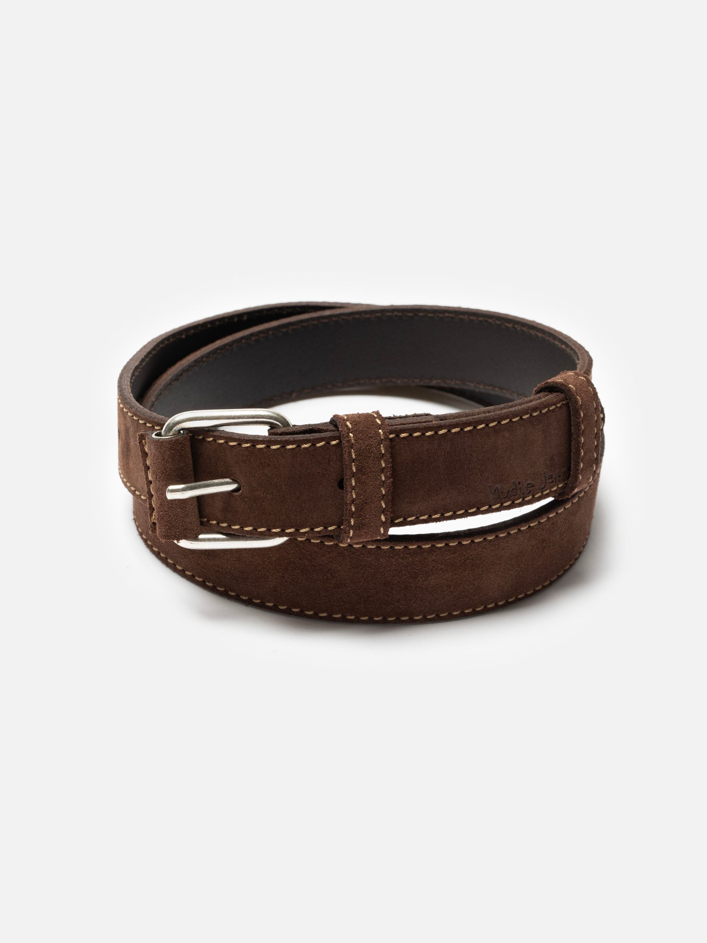 Nudie Jeans Dwayne Suede Belt in Dunkelbraun, Flatshot des aufgerollten Gürtels.
