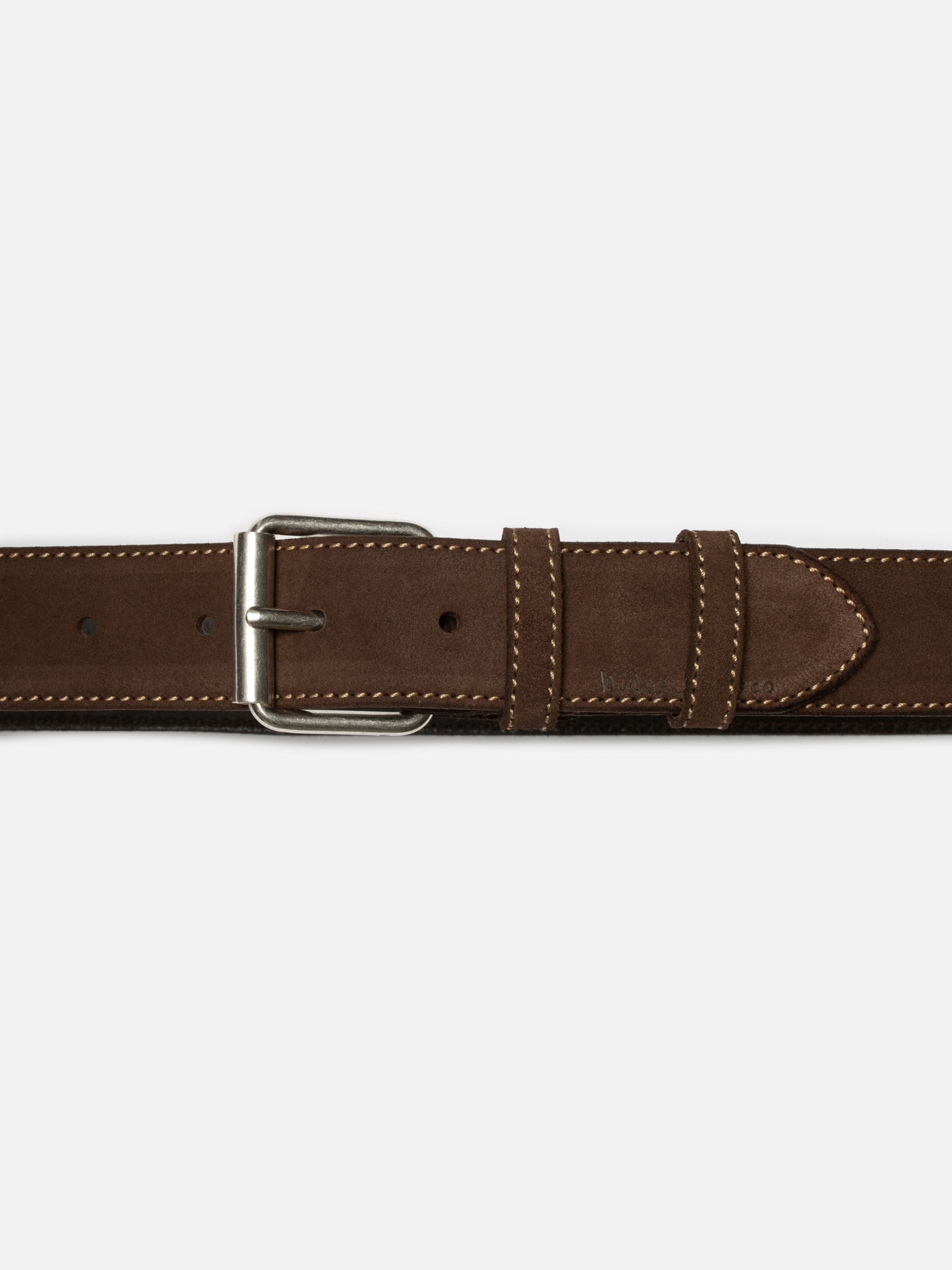 Nudie Jeans Pedersson Suede Belt Dark Brown, Nahaufnahme der antiksilbernen Metallschnalle und kontrastierenden Steppnähte.