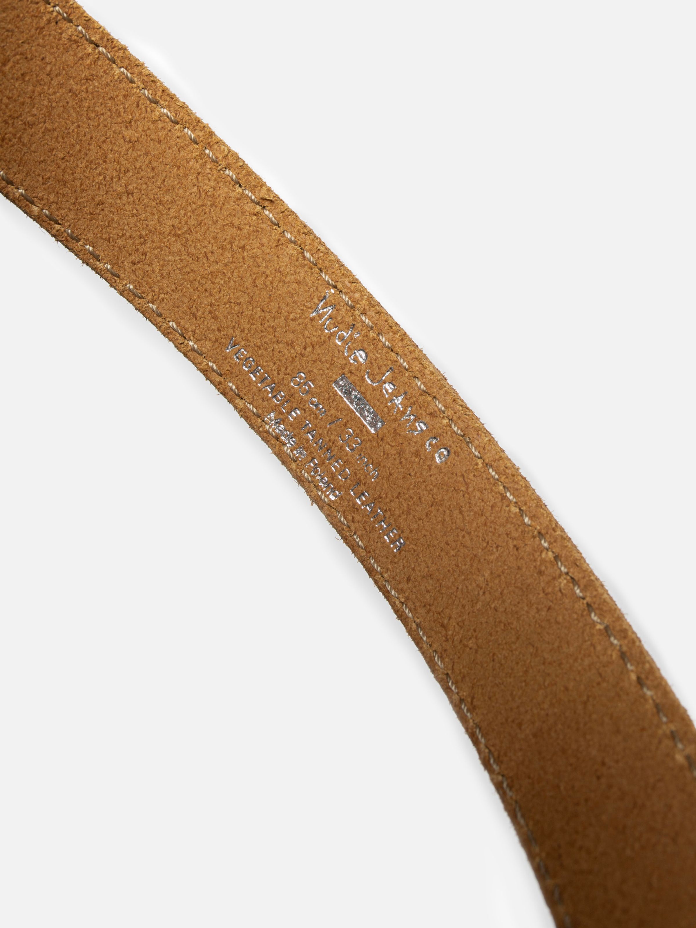 Nudie Jeans Western Suede Silver Belt in Tabak, Nahaufnahme der Innenseite mit Branding und pflanzlich gegerbtem Leder.
