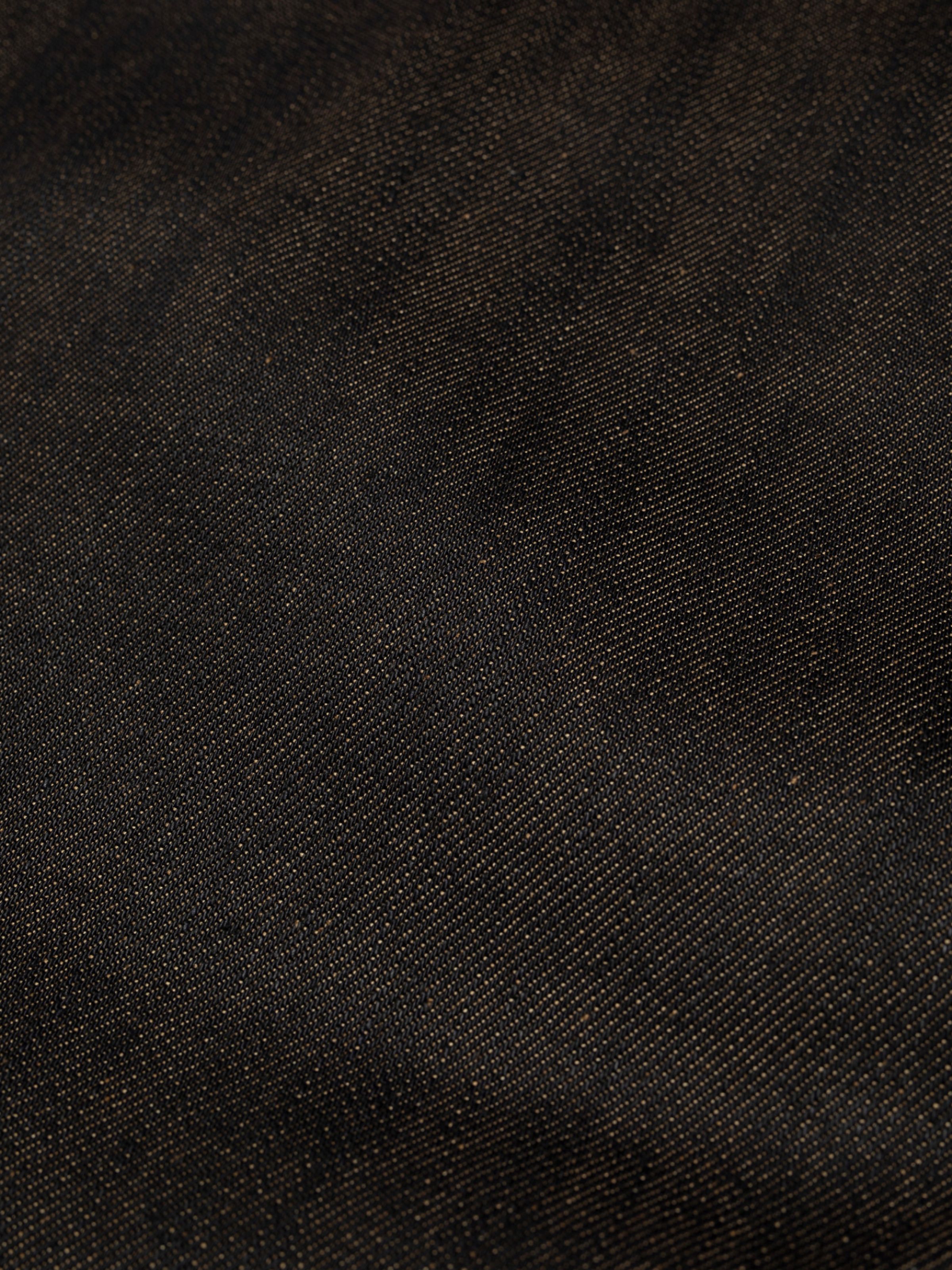 Nudie Jeans Wide Heidi in Dry Blue, Nahaufnahme des dunklen, festen Deadstock-Denims, der seine Textur zeigt.