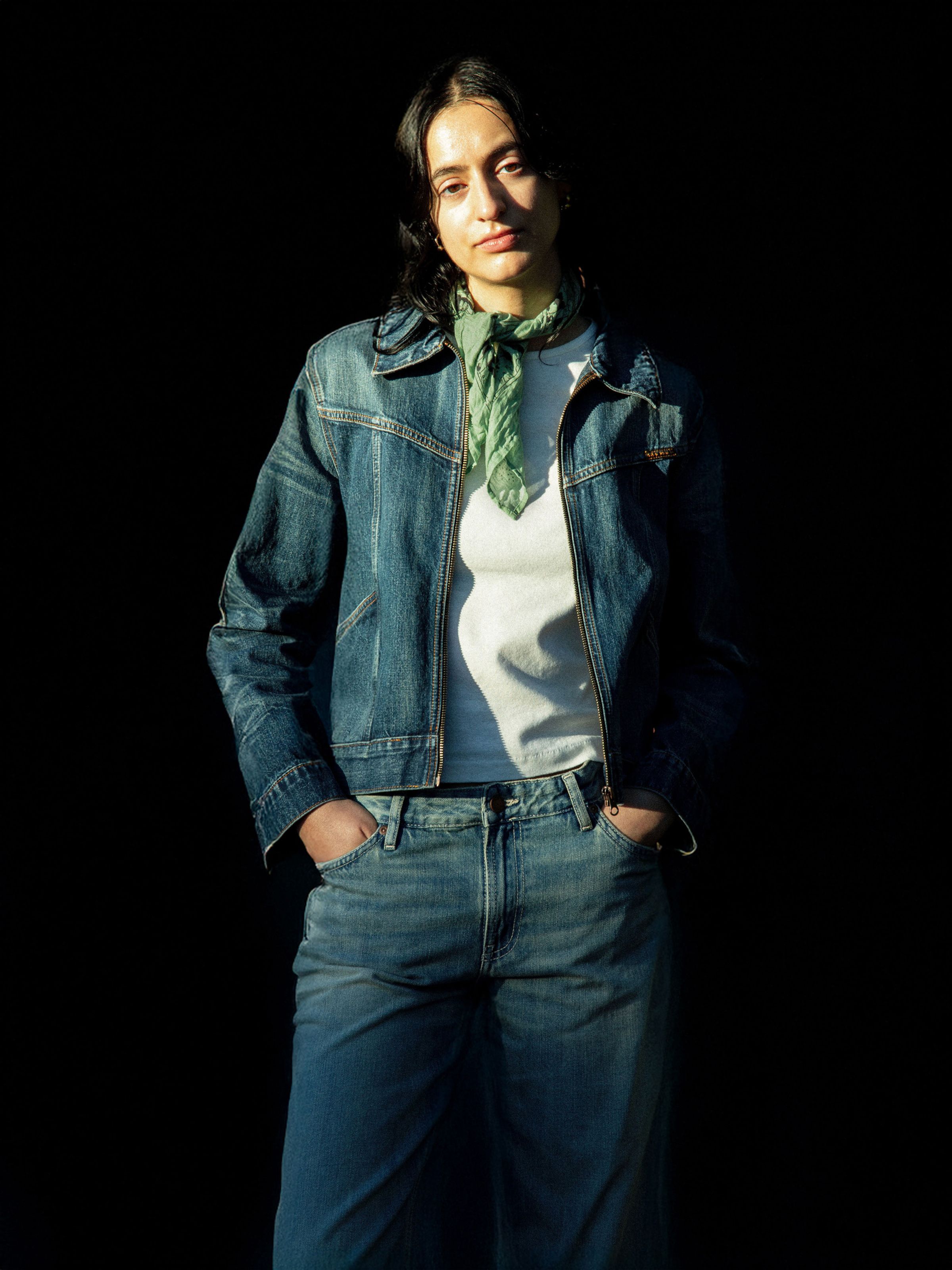 Nudie Jeans Ingrid Bandana Drift Away, ein Bandana aus Bio-Baumwolle, von einem Model mit Jeansjacke und Jeans getragen.