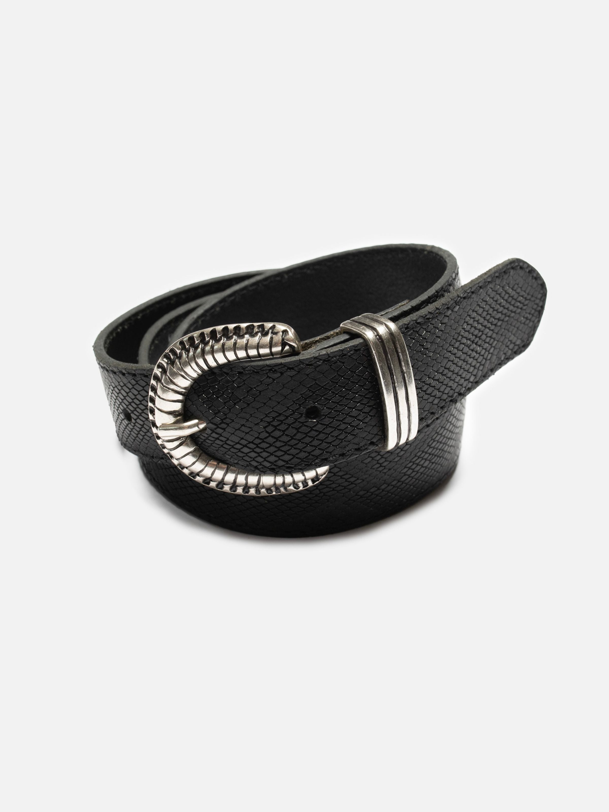 Nudie Jeans Faux Reptile Leather Belt Black, Flatshot des aufgerollten Gürtels mit antiker Silberschnalle und Reptilprägung.