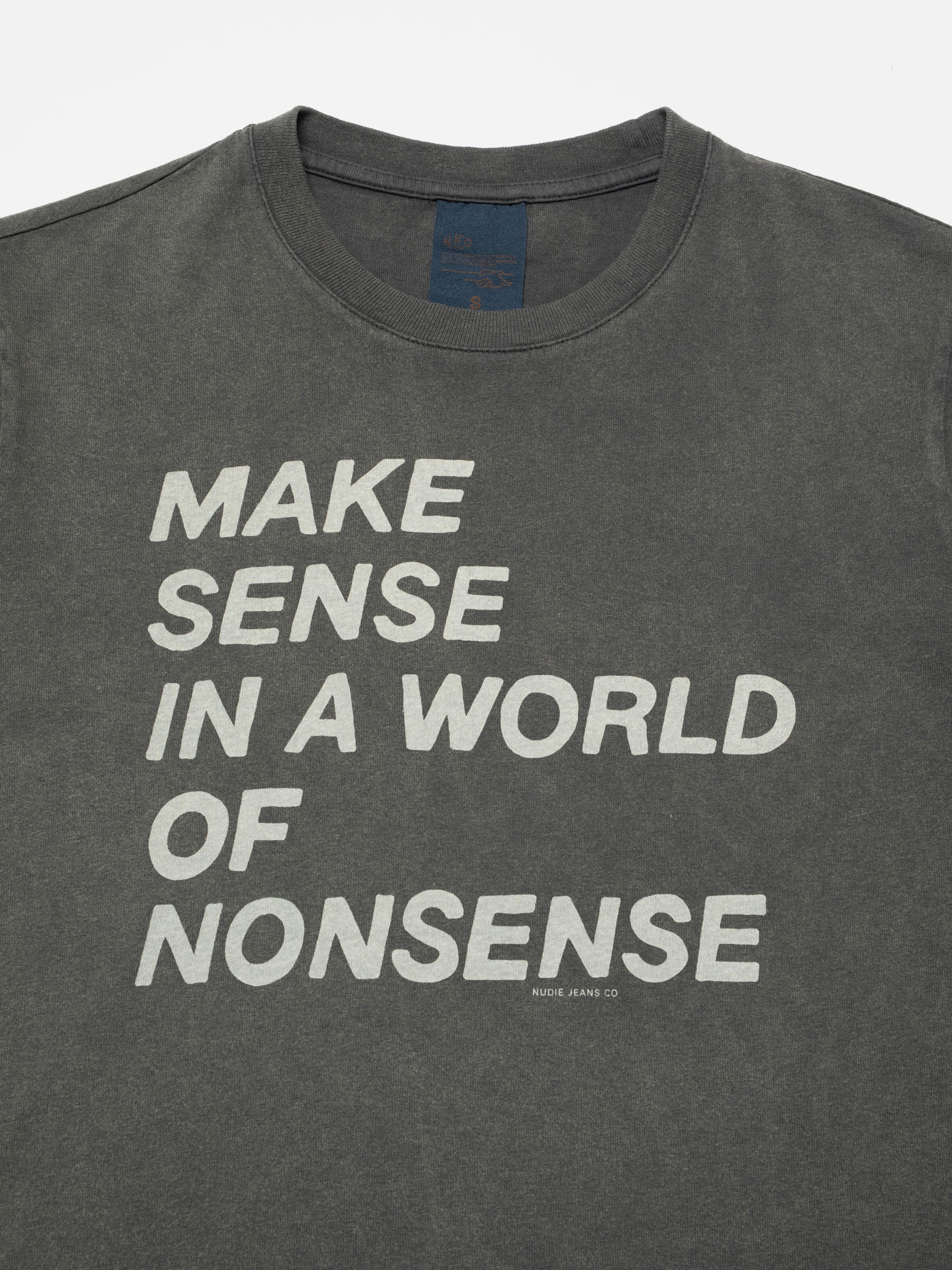 Nudie Jeans Joni T-Shirt Make Sense Antracite, close-up of the chest print 'MAKE SENSE IN A WORLD OF NONSENSE'.